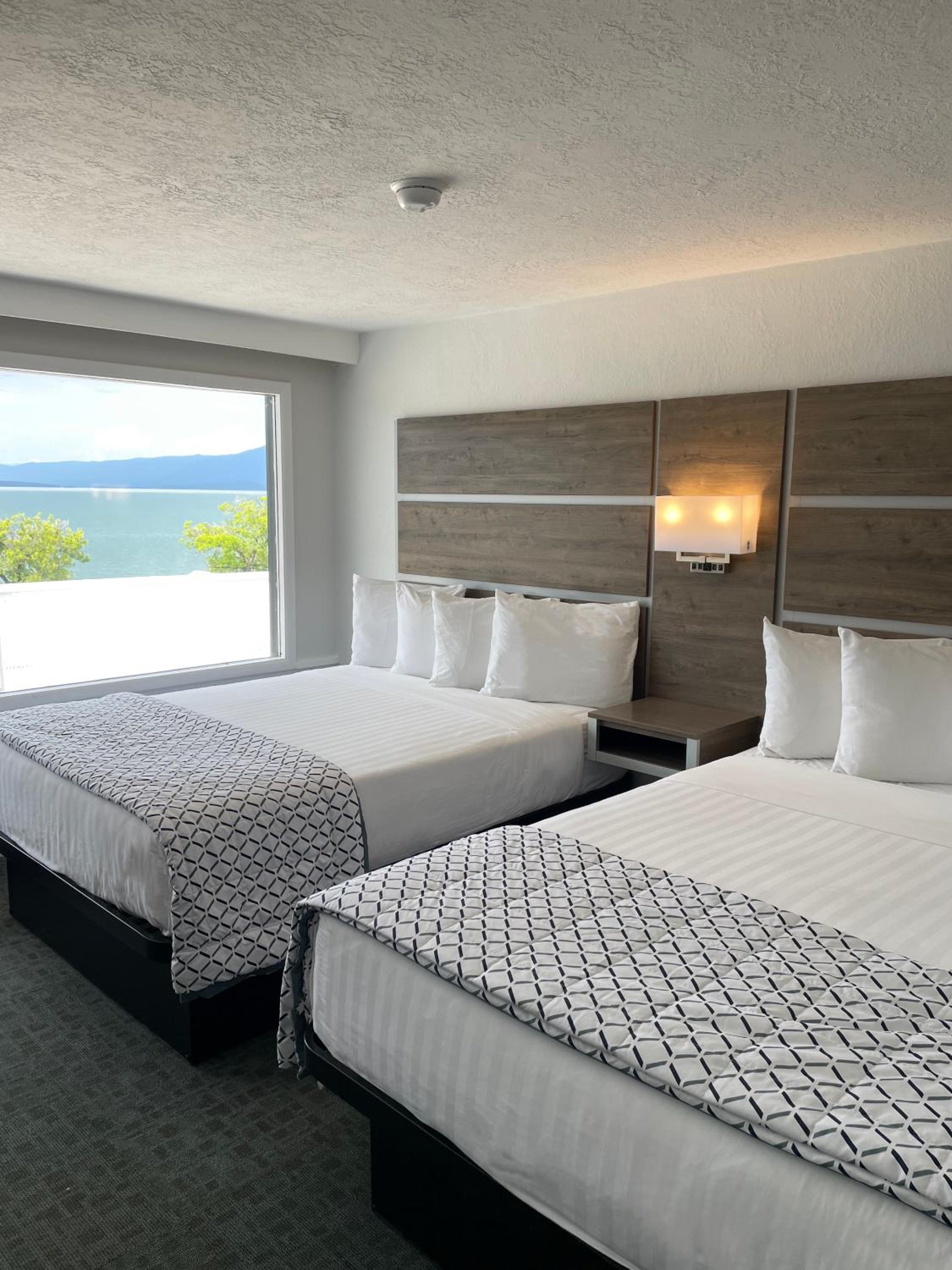 Premium 2 Queen Beds with Lake View - Photo 3