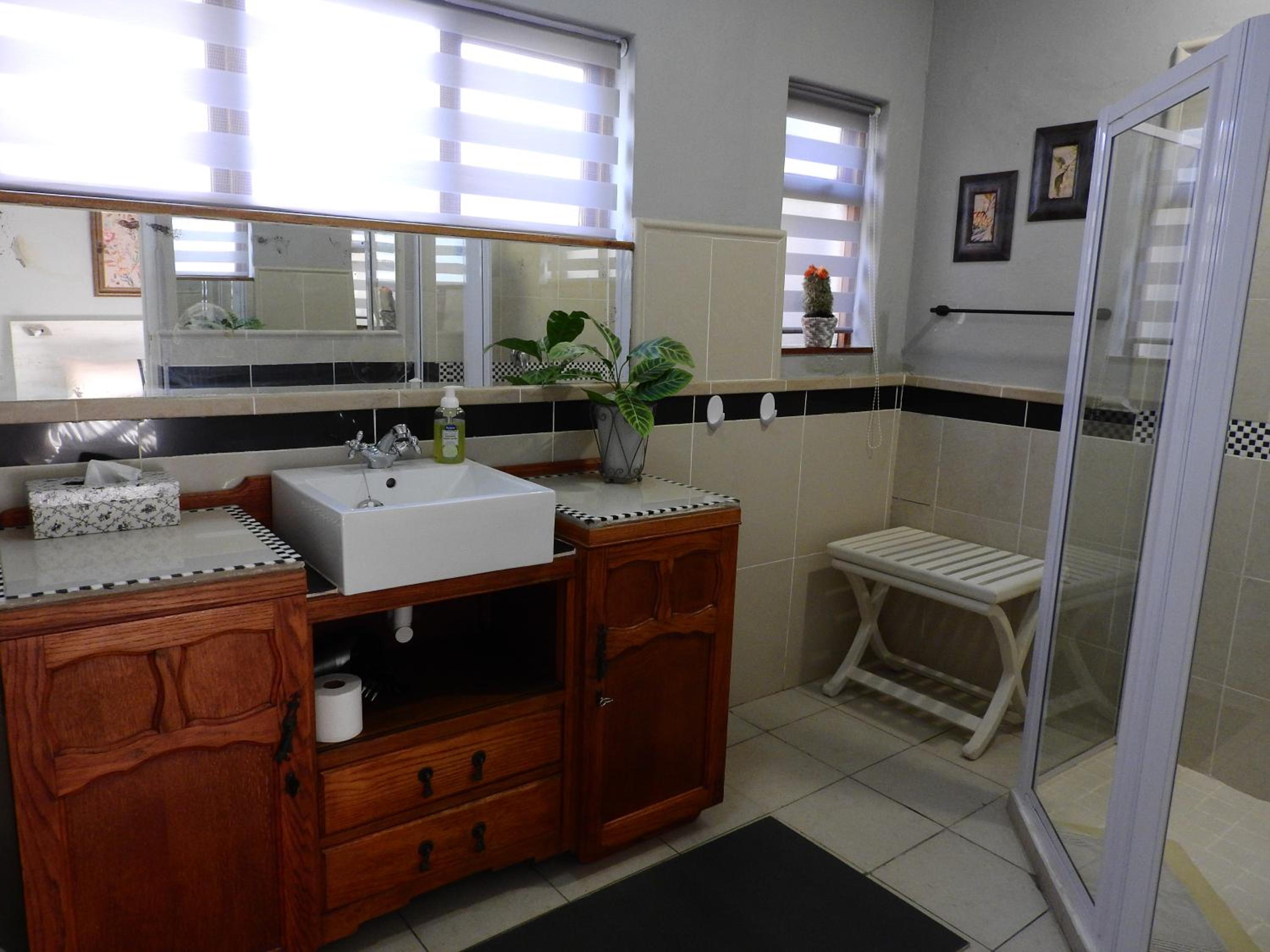 Budget Double Room - Photo 12