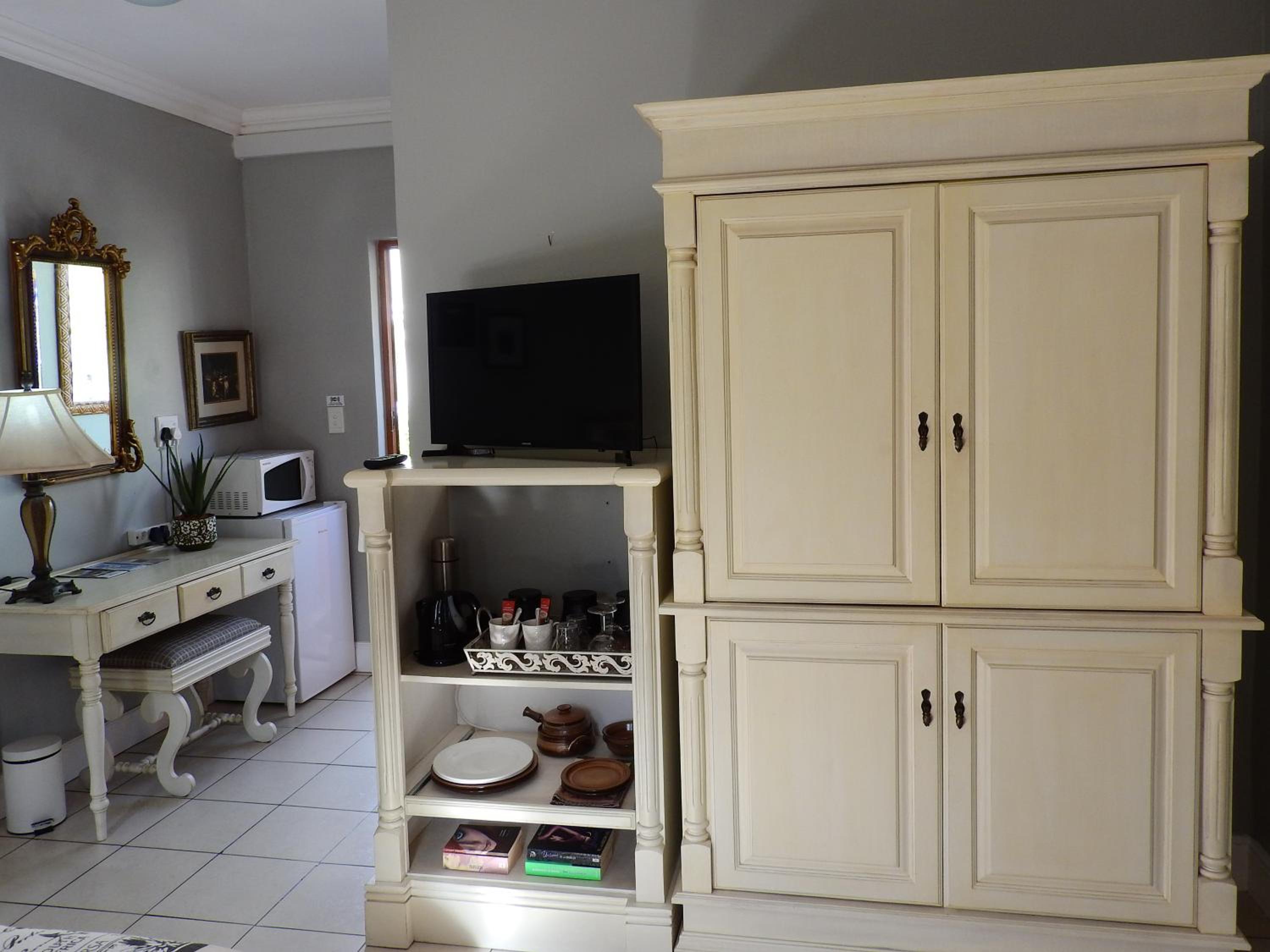 Budget Double Room - Photo 13