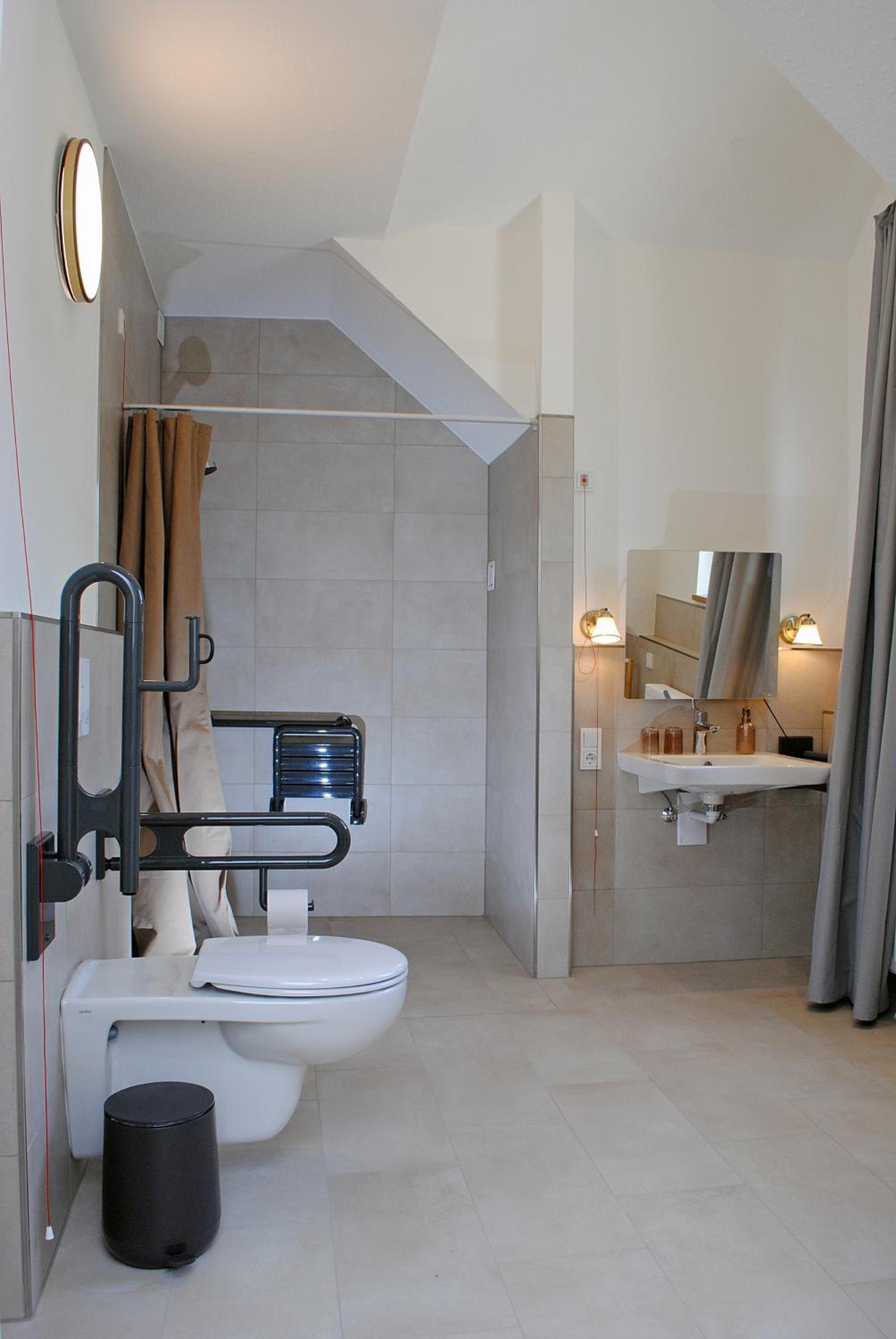 King Room with Roll-In Shower - Disability Access - Photo 6
