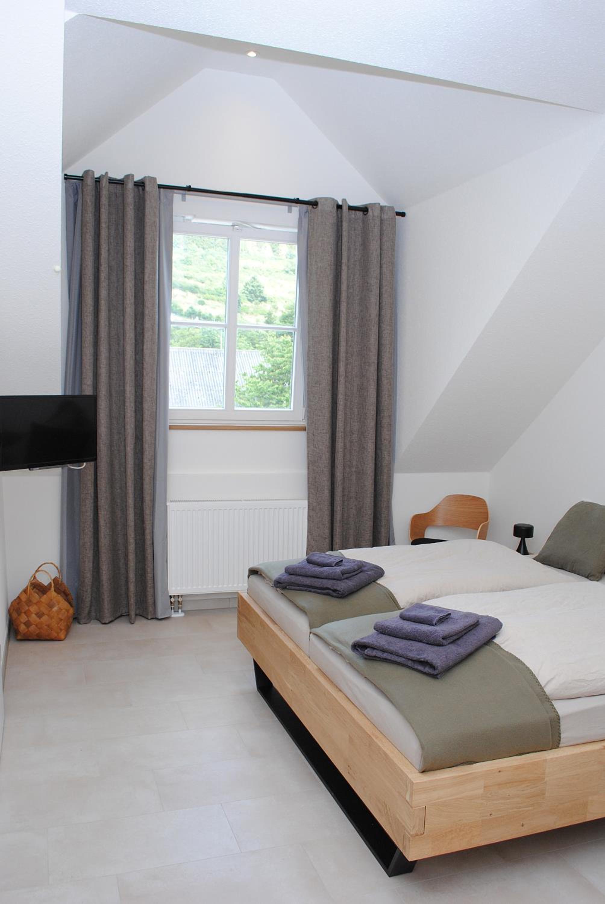 King Room with Roll-In Shower - Disability Access - Photo 1
