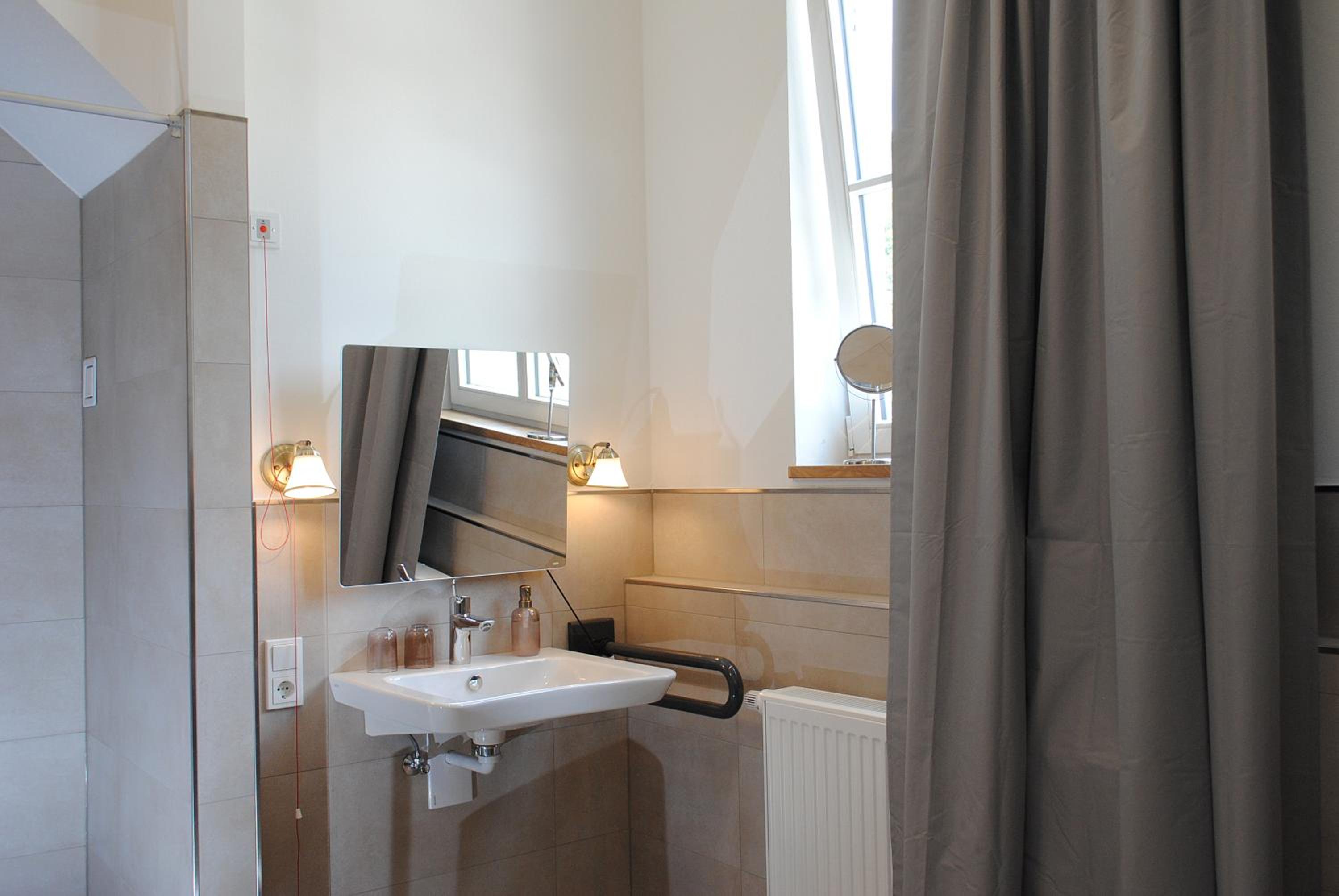 King Room with Roll-In Shower - Disability Access - Photo 5