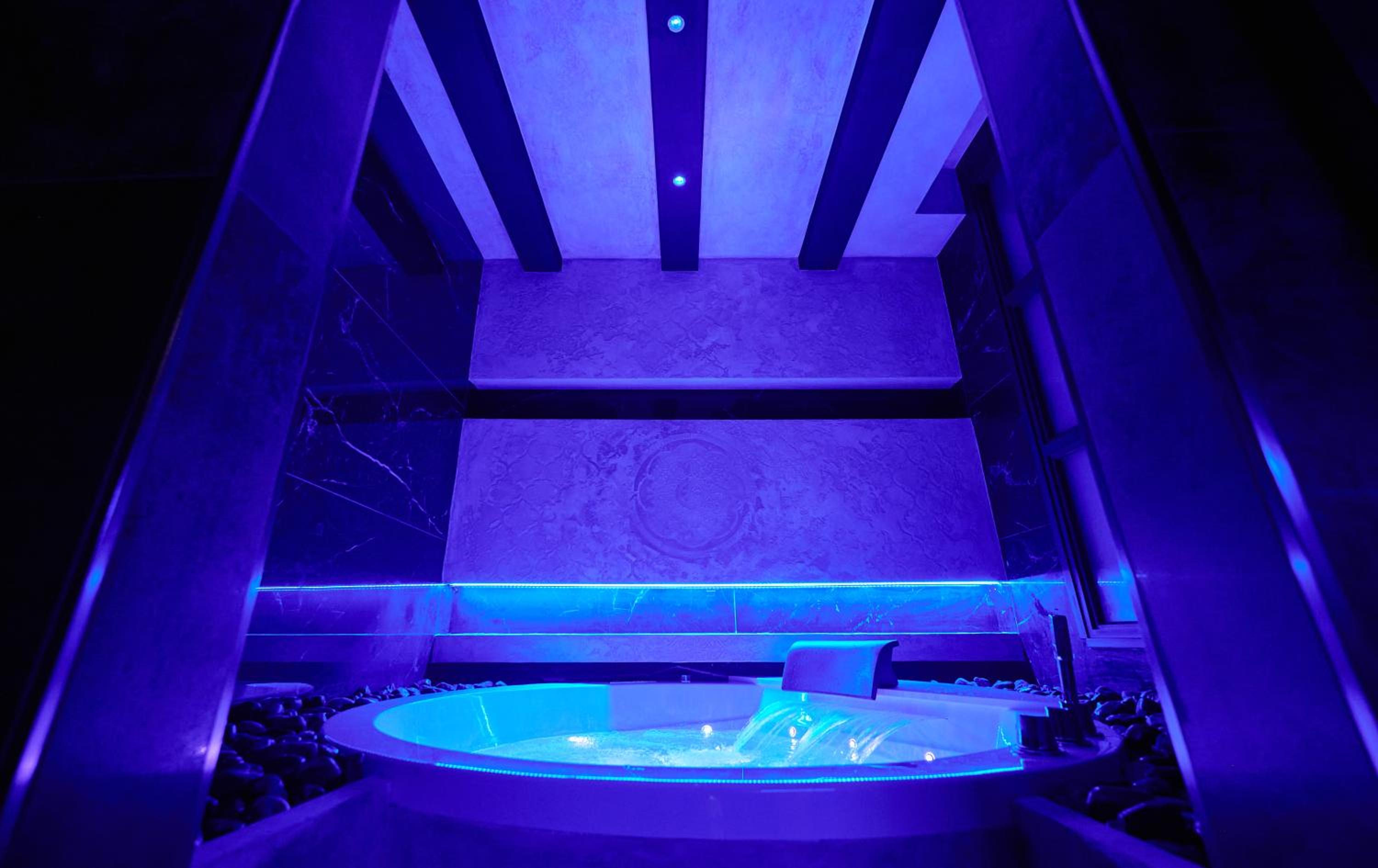 Deluxe Double Room with Bath - Photo 8