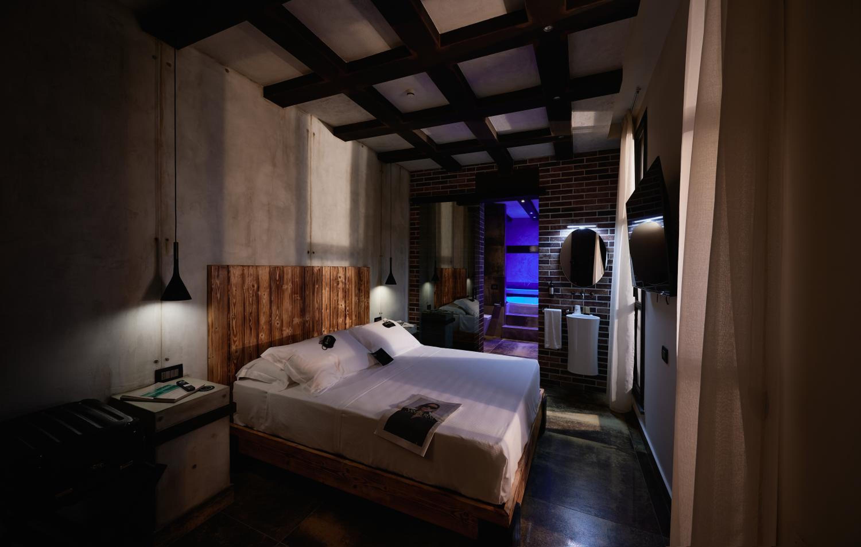 Deluxe Double Room with Bath - Photo 5
