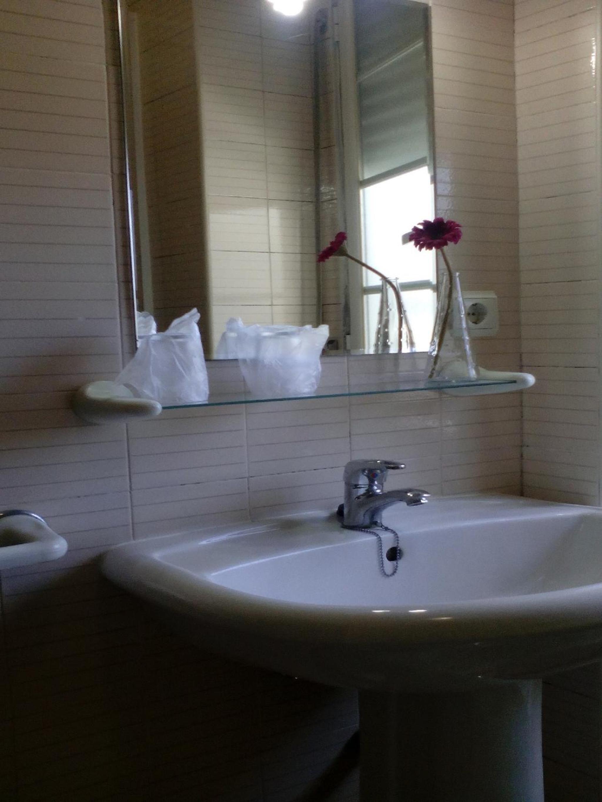 Twin Room with Private Bathroom - Photo 10