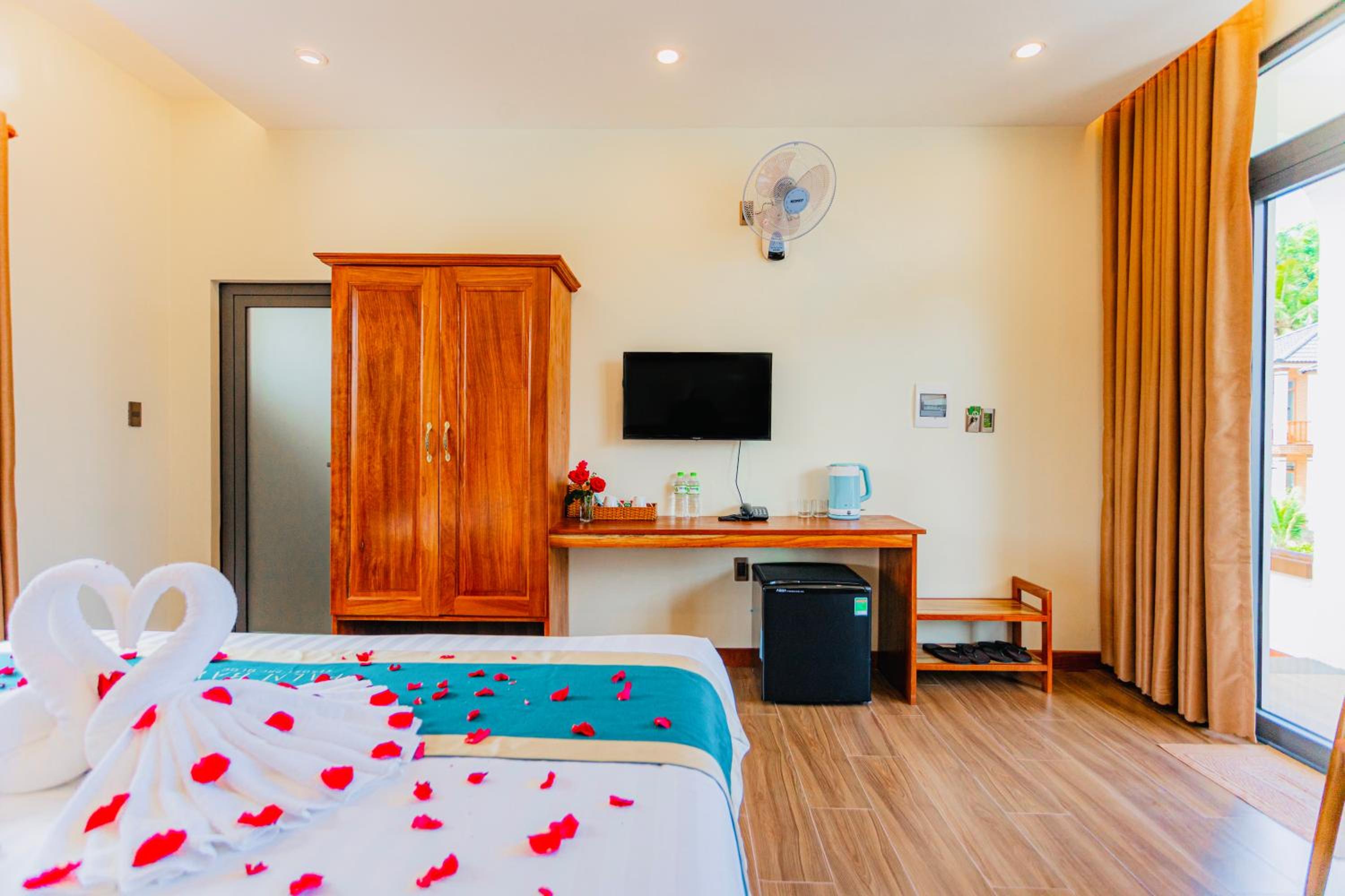 Deluxe Double Room with Balcony - Photo 4