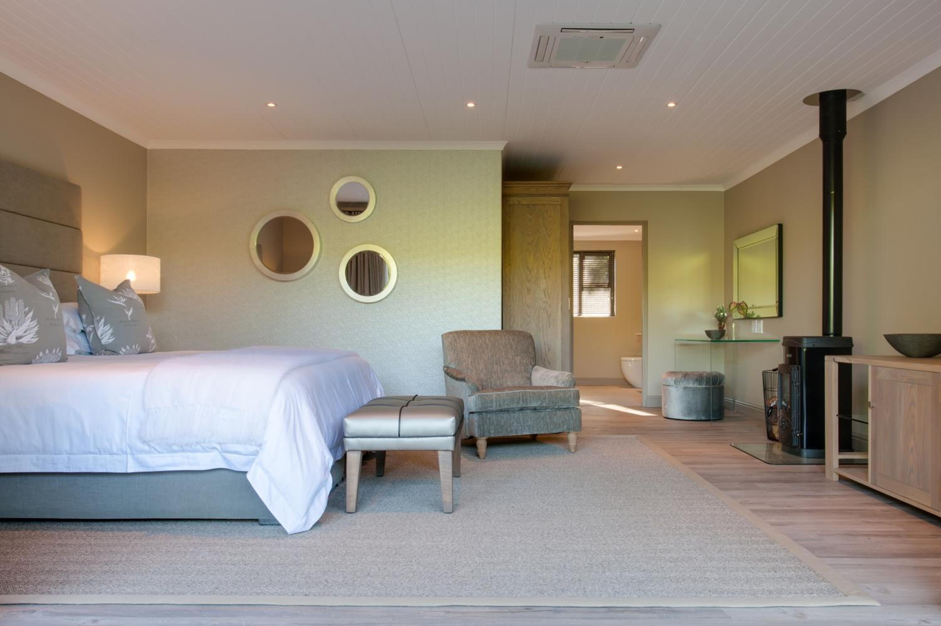 Deluxe King Room - Photo 1