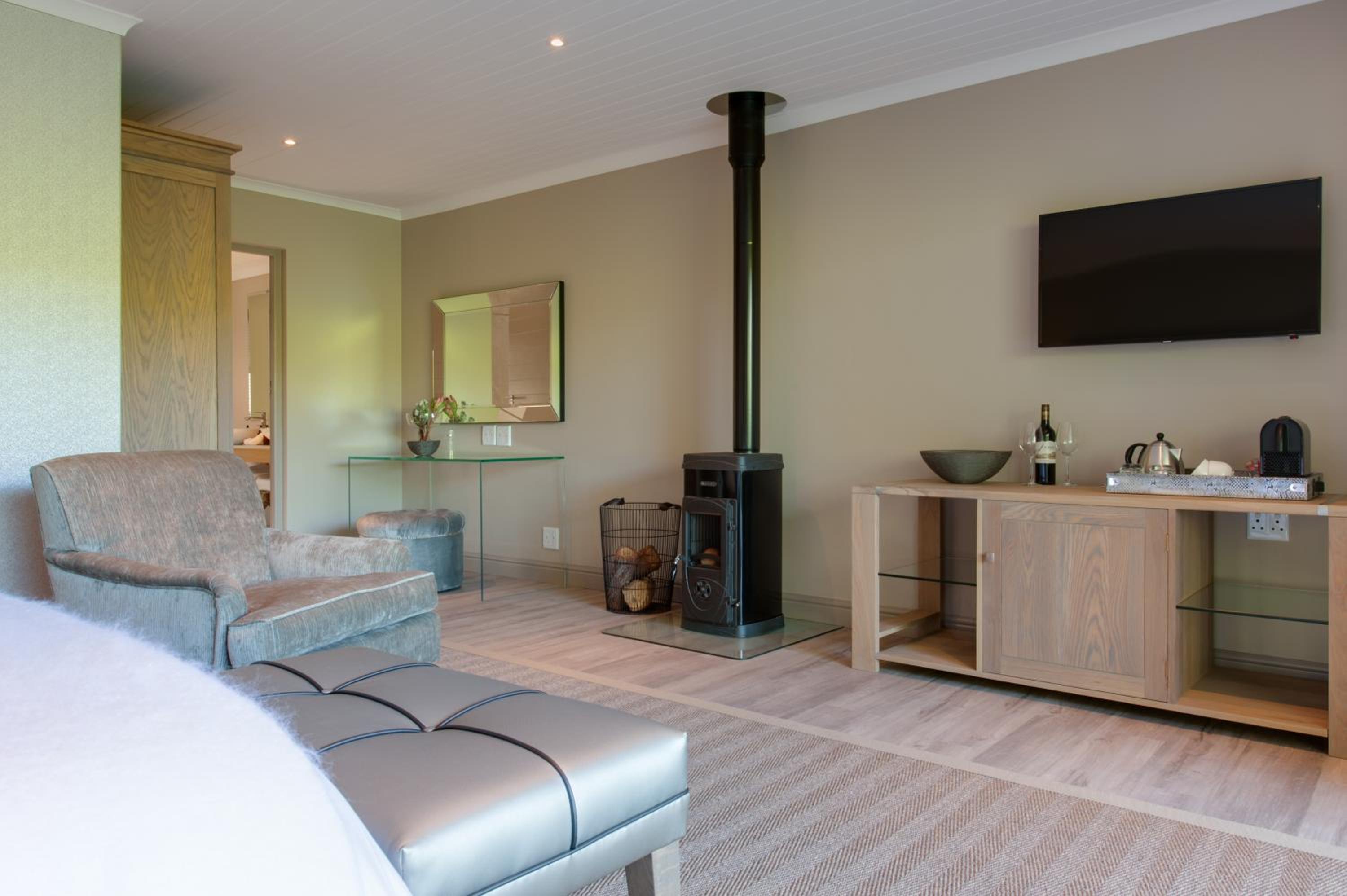 Deluxe King Room - Photo 2
