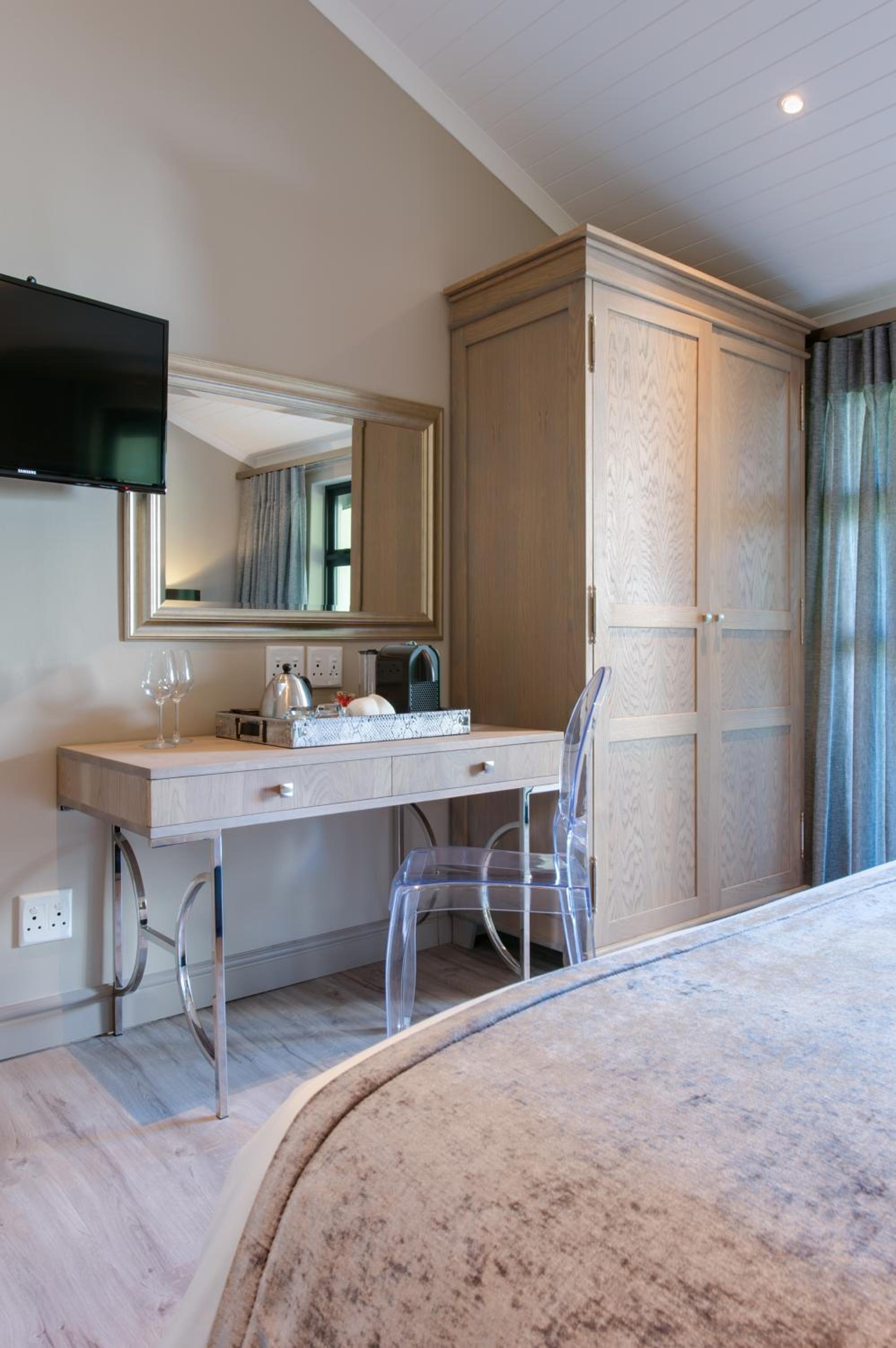 Classic Suite with Fireplace - Photo 1