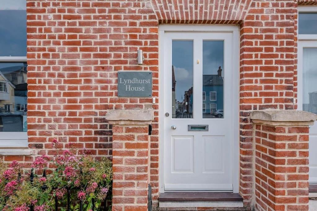 Three-Bedroom House photo 3