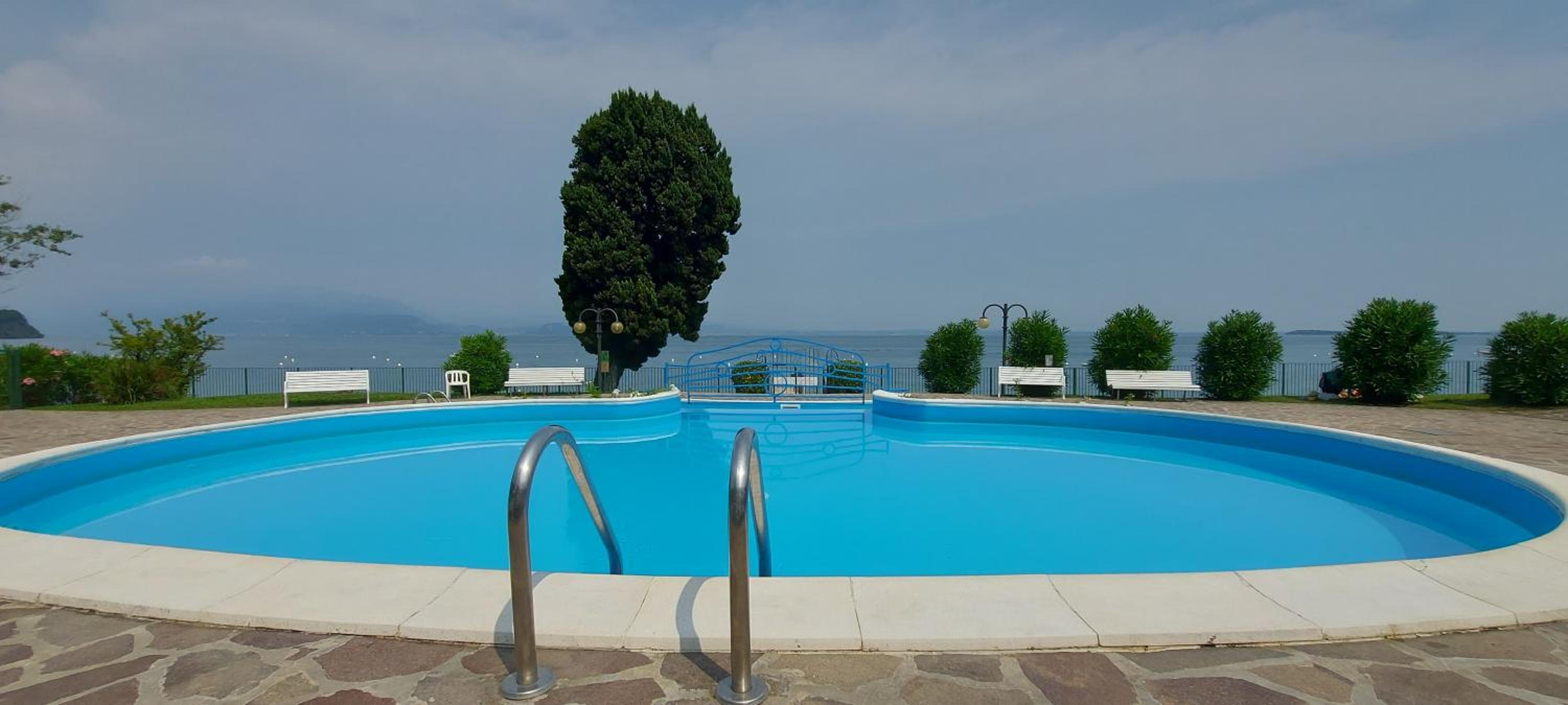 One-Bedroom Apartment with Lake View photo 3