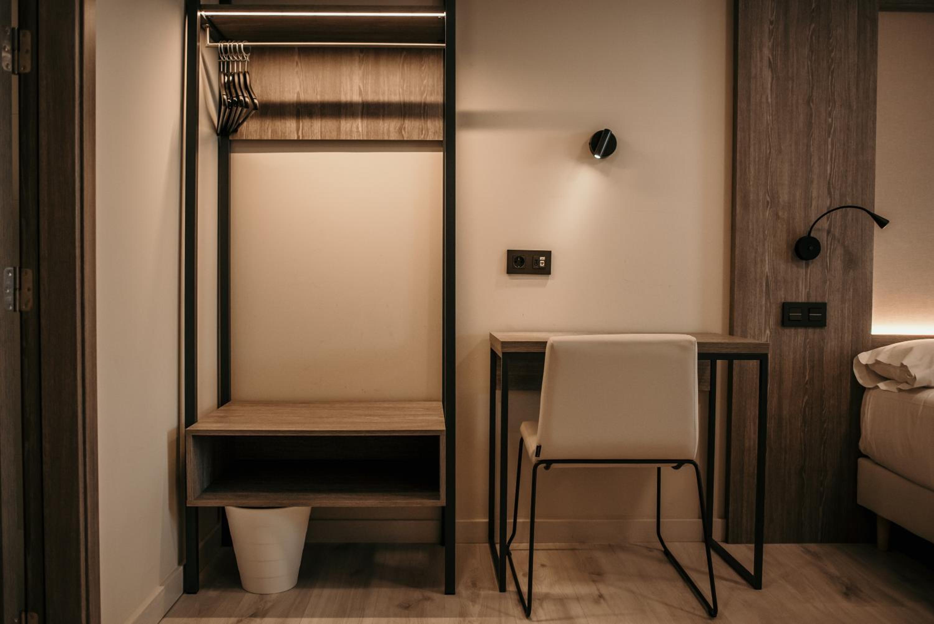 Standard Double or Twin Room - Photo 9