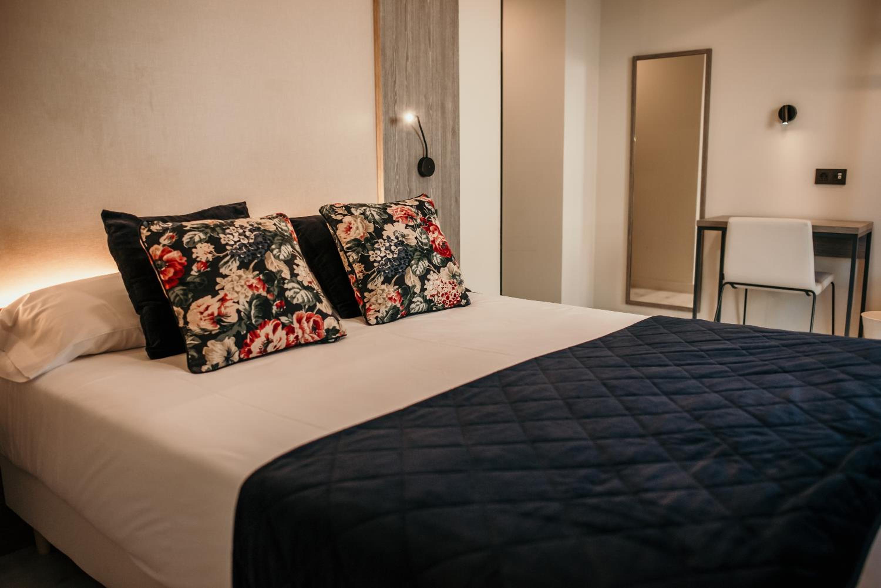 Standard Double or Twin Room - Photo 3