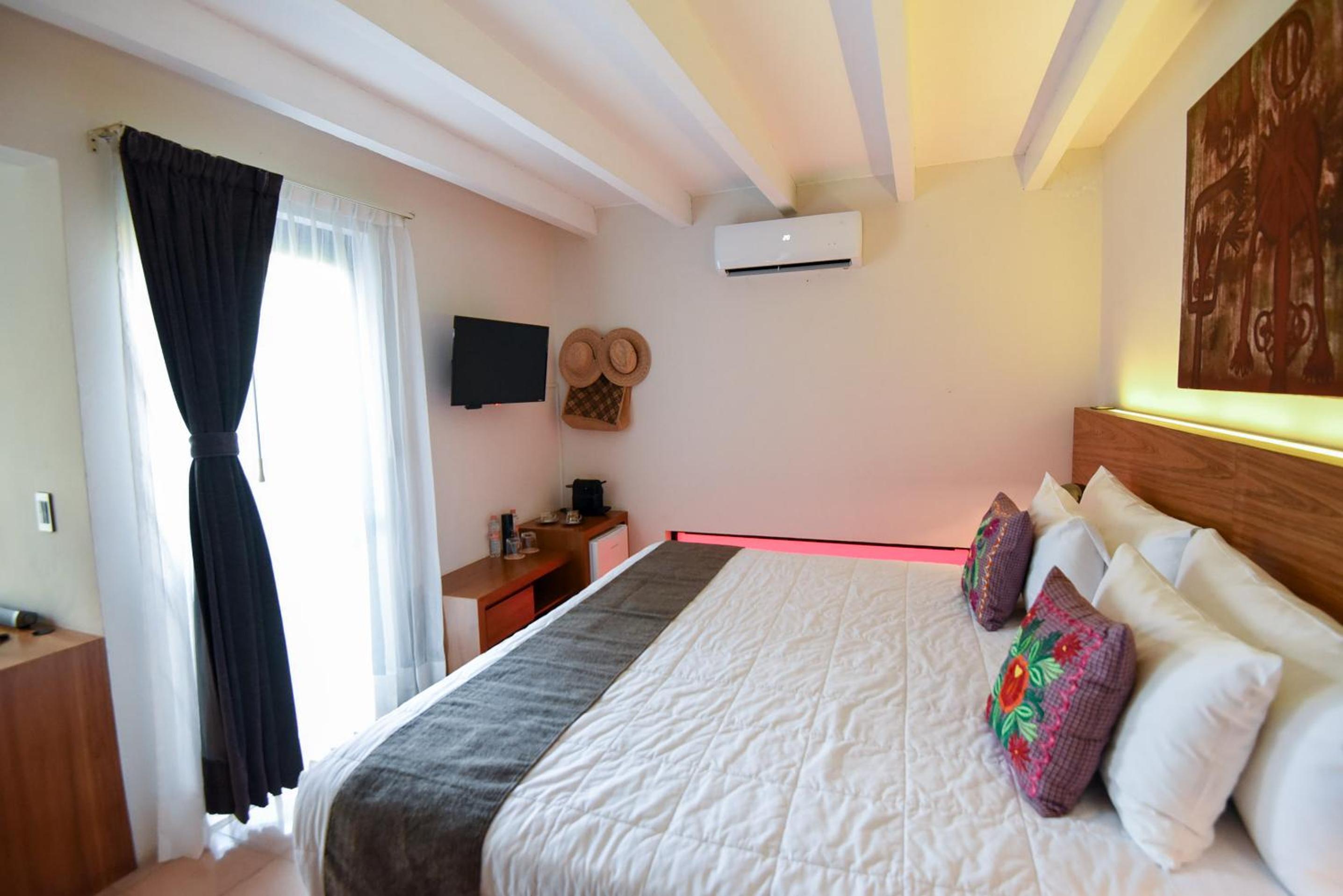 Double Room with Balcony - Photo 1