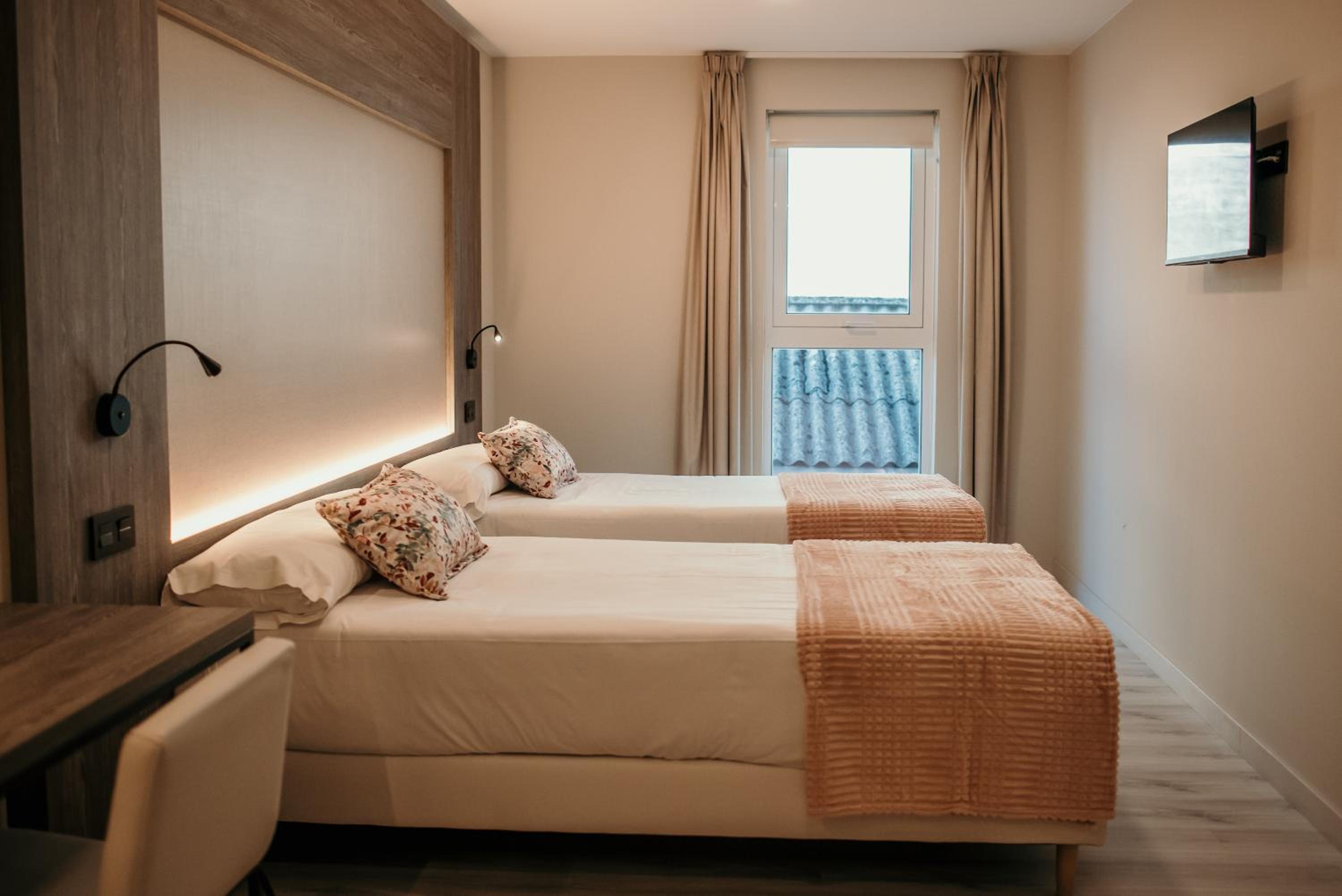 Standard Double or Twin Room - Photo 2