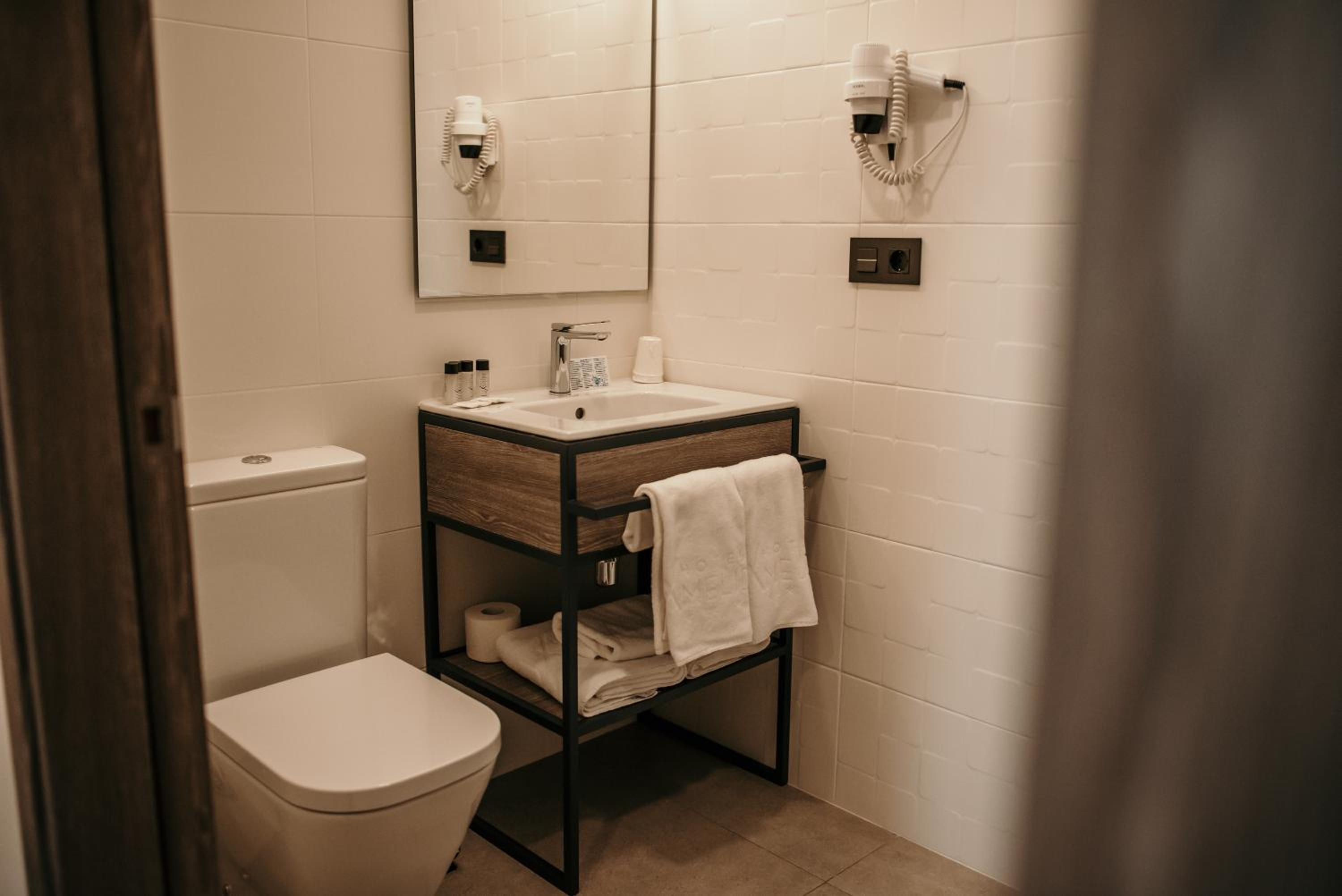 Standard Double or Twin Room - Photo 8