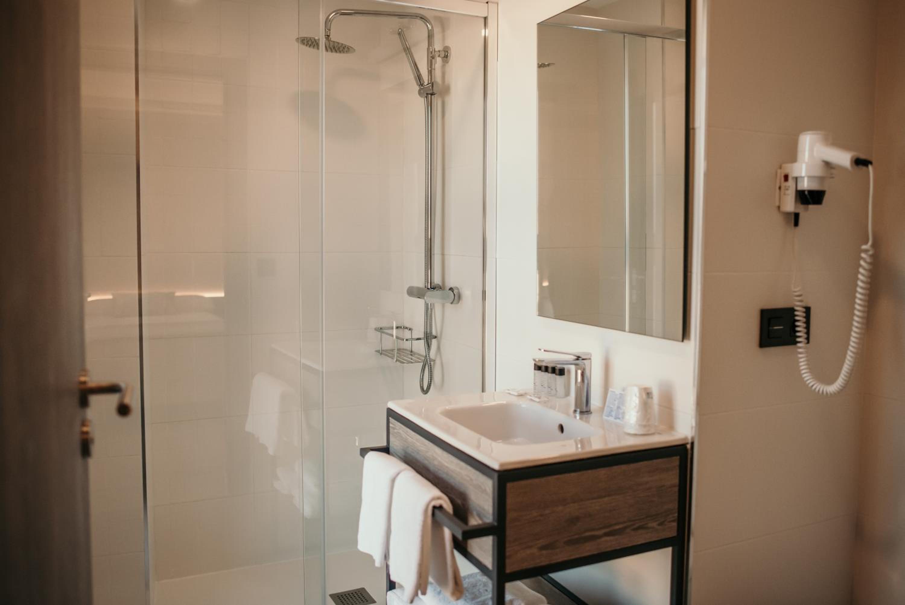 Standard Double or Twin Room - Photo 5