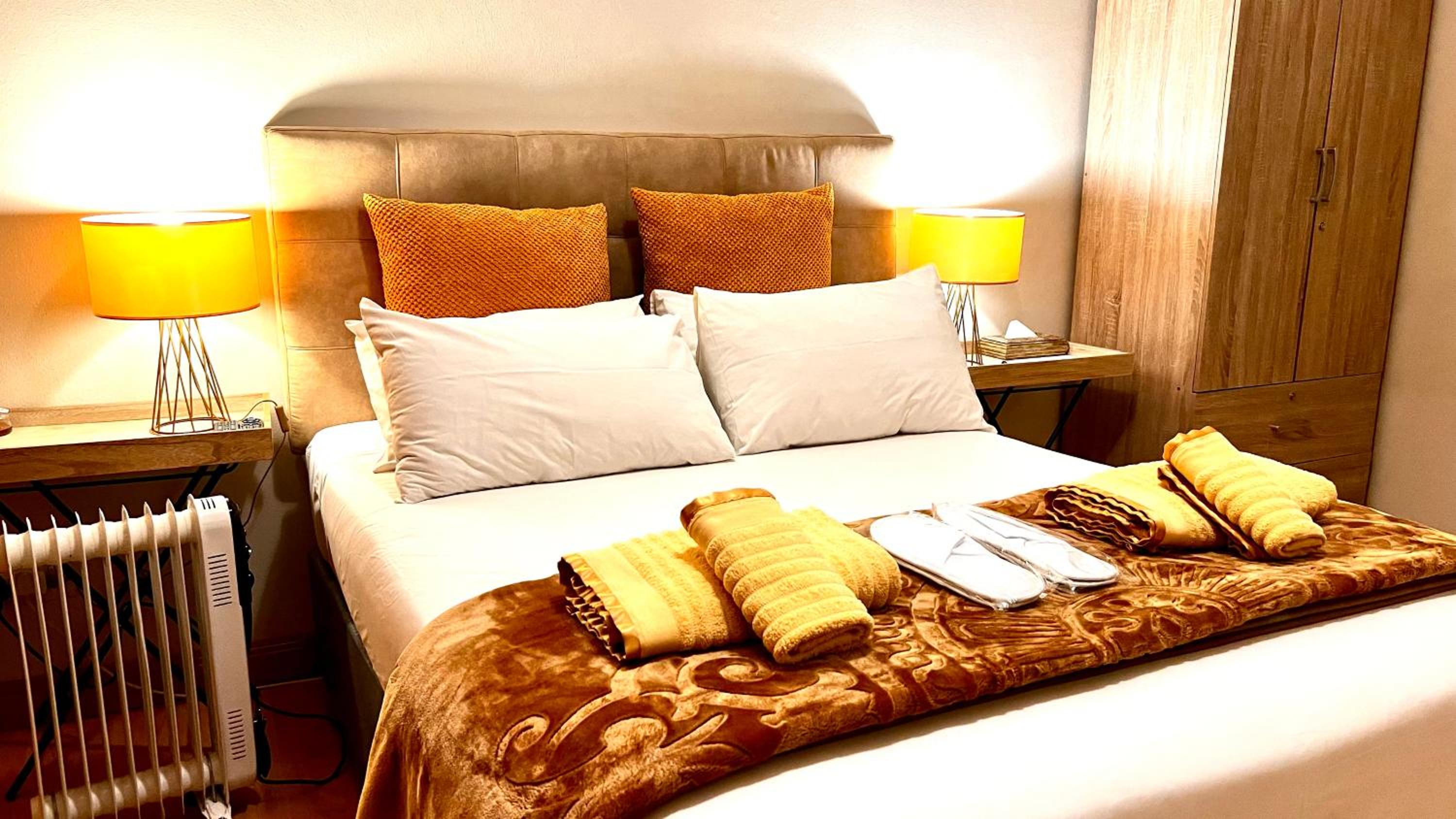 Deluxe Room (2 Adults + 1 Child)