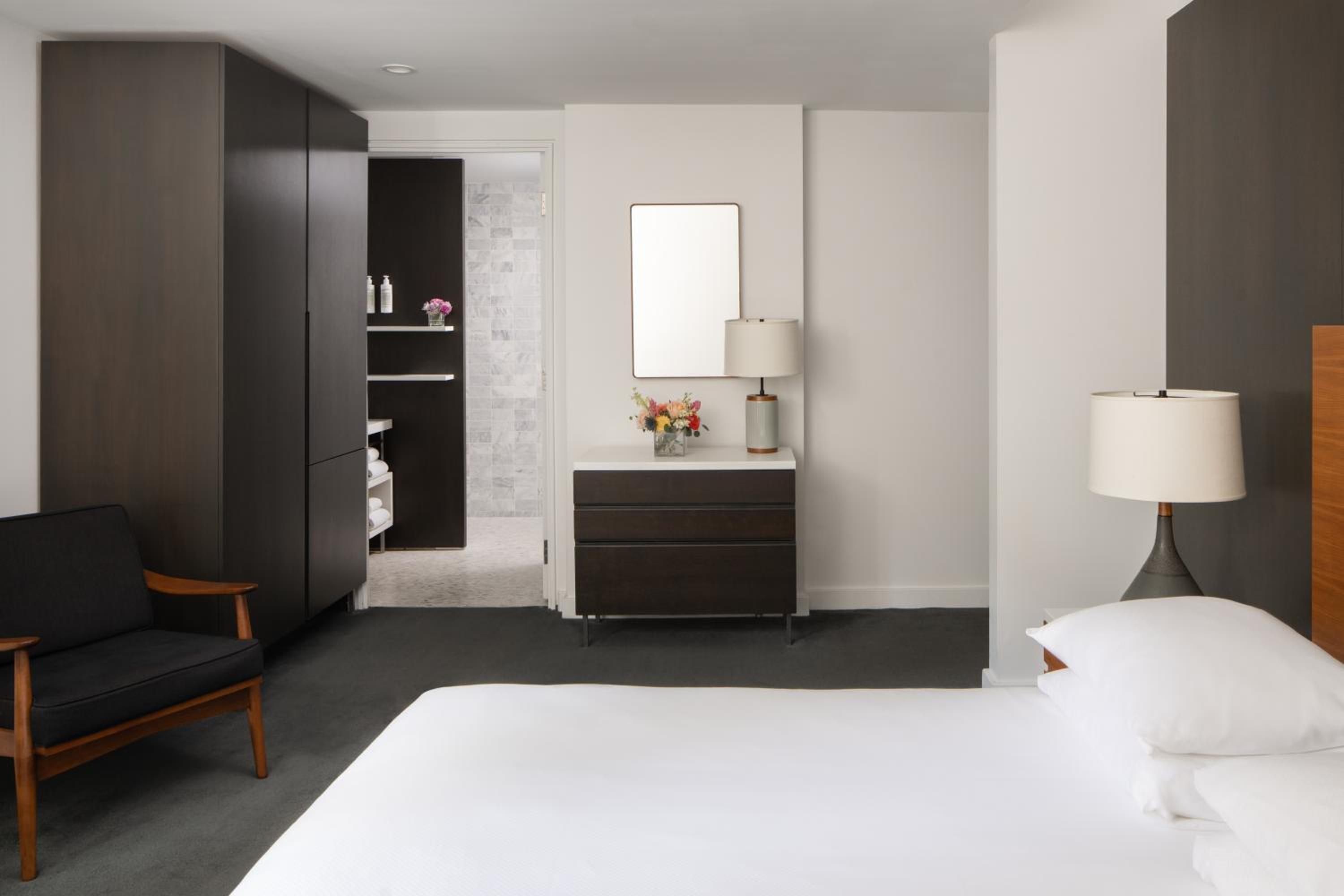 Superior Queen Room with One Queen Bed (Non Smoking)