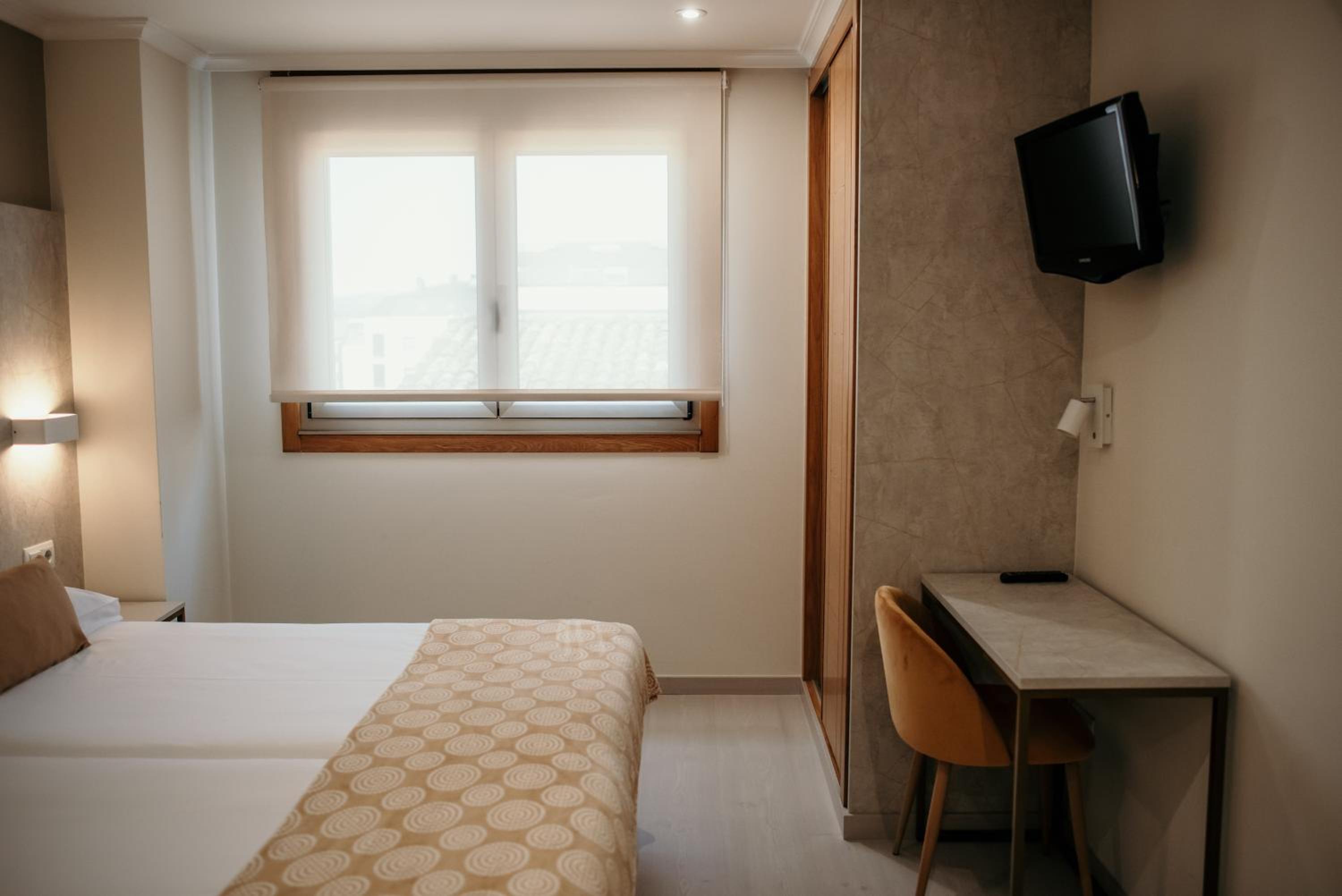 Twin Room - Photo 3