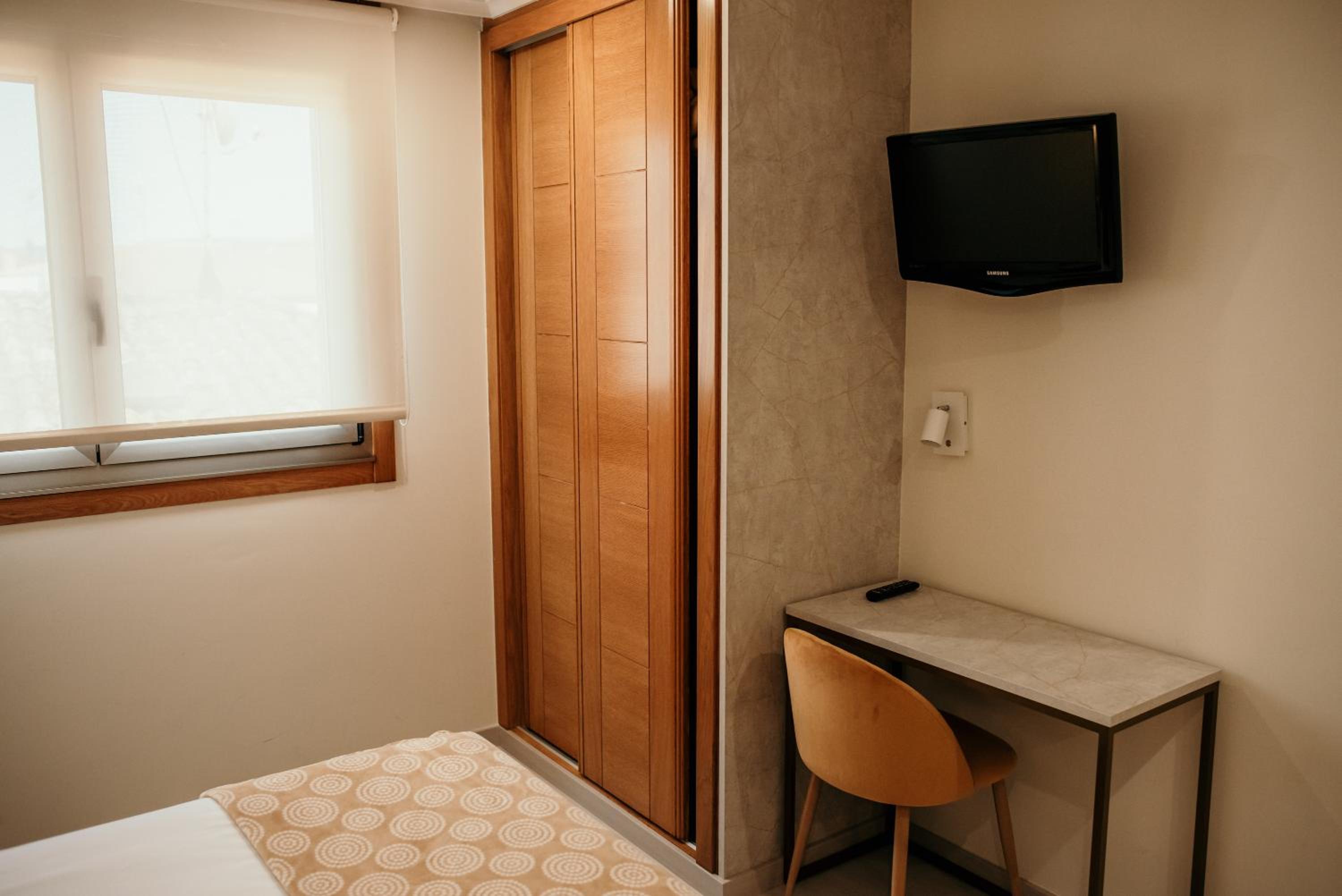 Twin Room - Photo 2