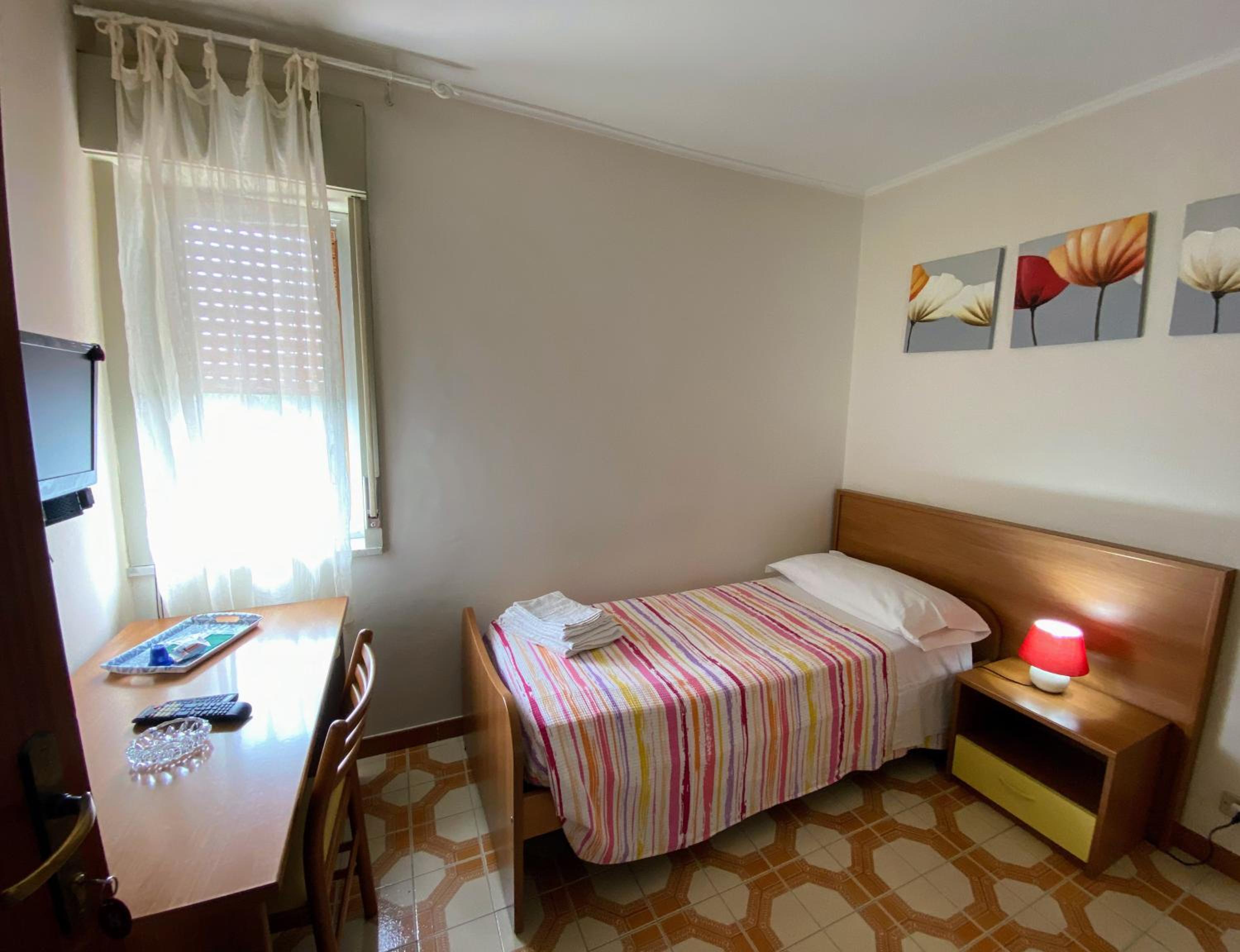 Single Room with Private External Bathroom photo 1