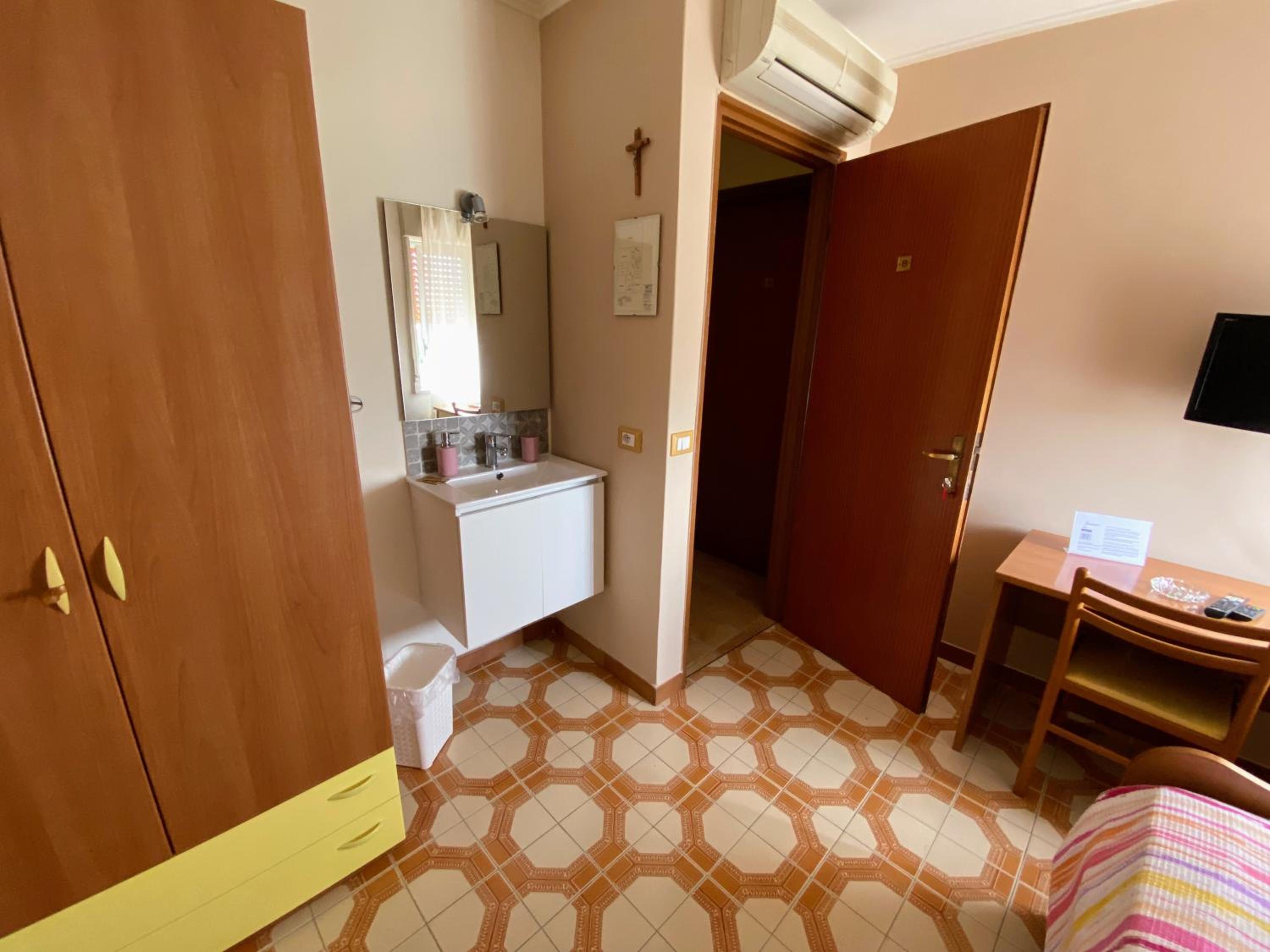 Single Room with Private External Bathroom photo 3