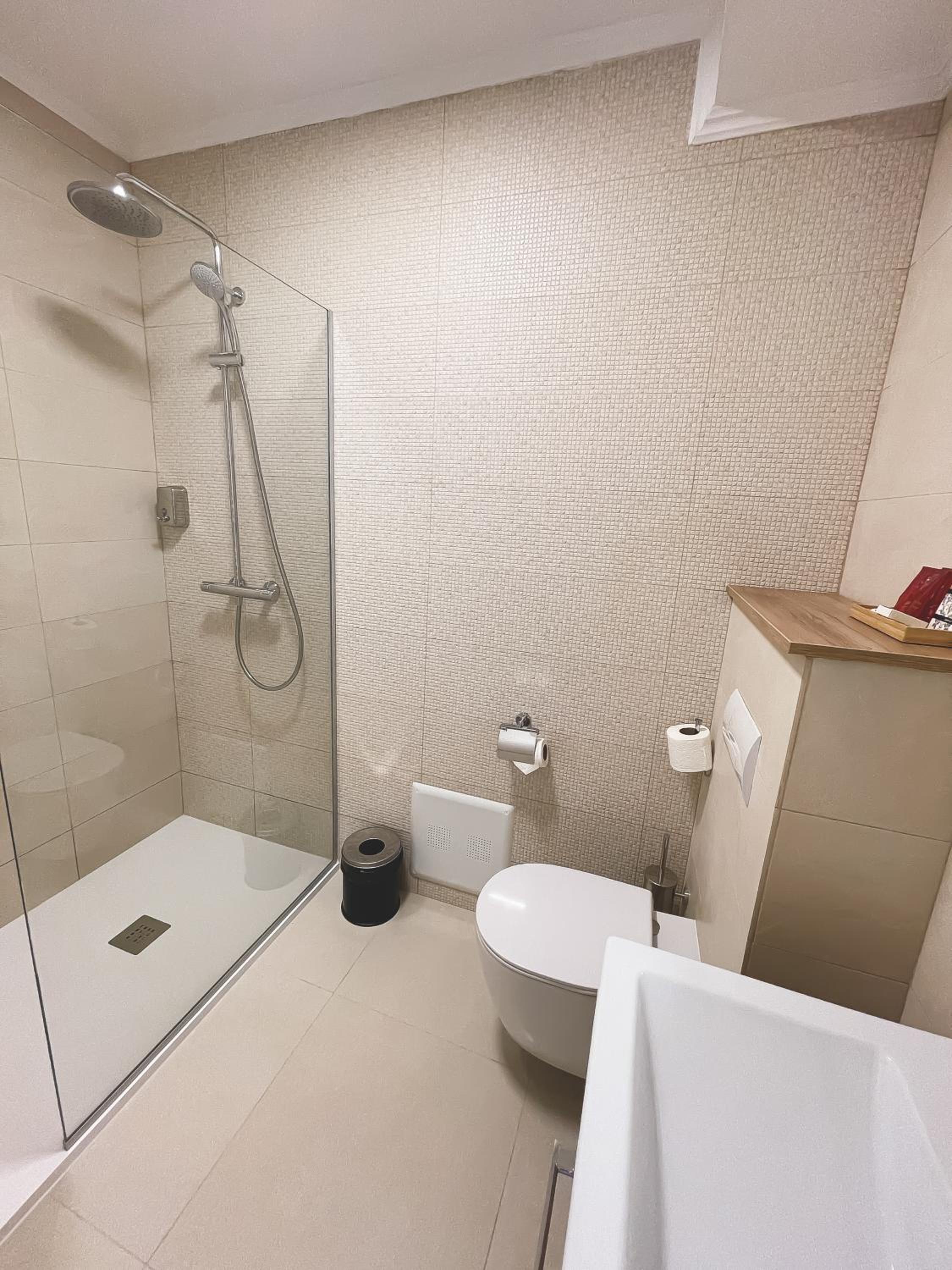 Double Room - Photo 7
