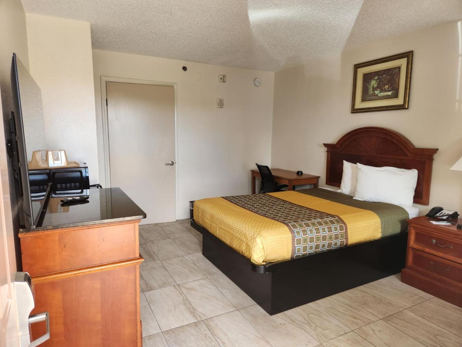 Double Room with Bathtub and Grab Bars - Mobility Accessible - Smoking photo 2