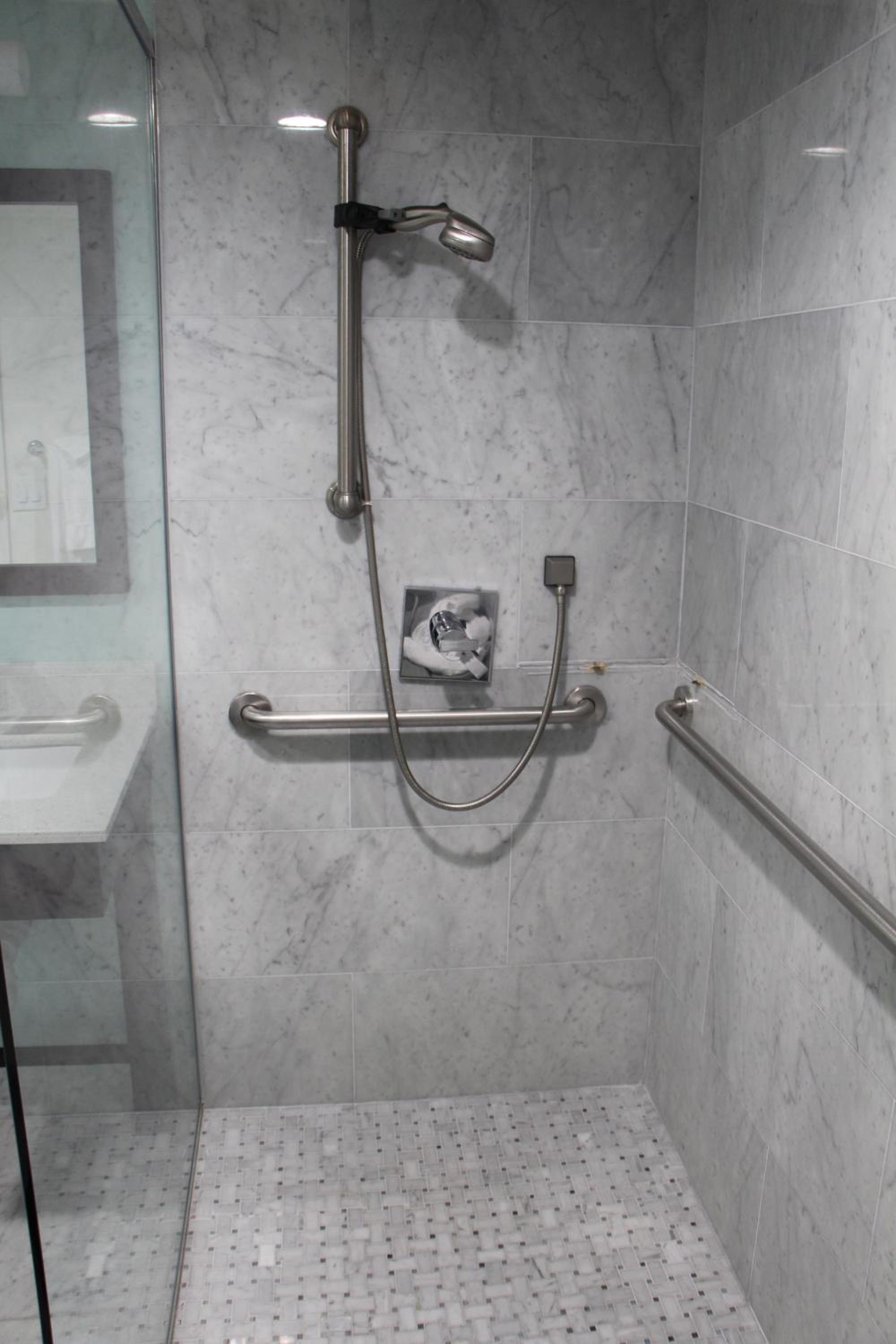 Queen Room - Disability Access - Photo 2
