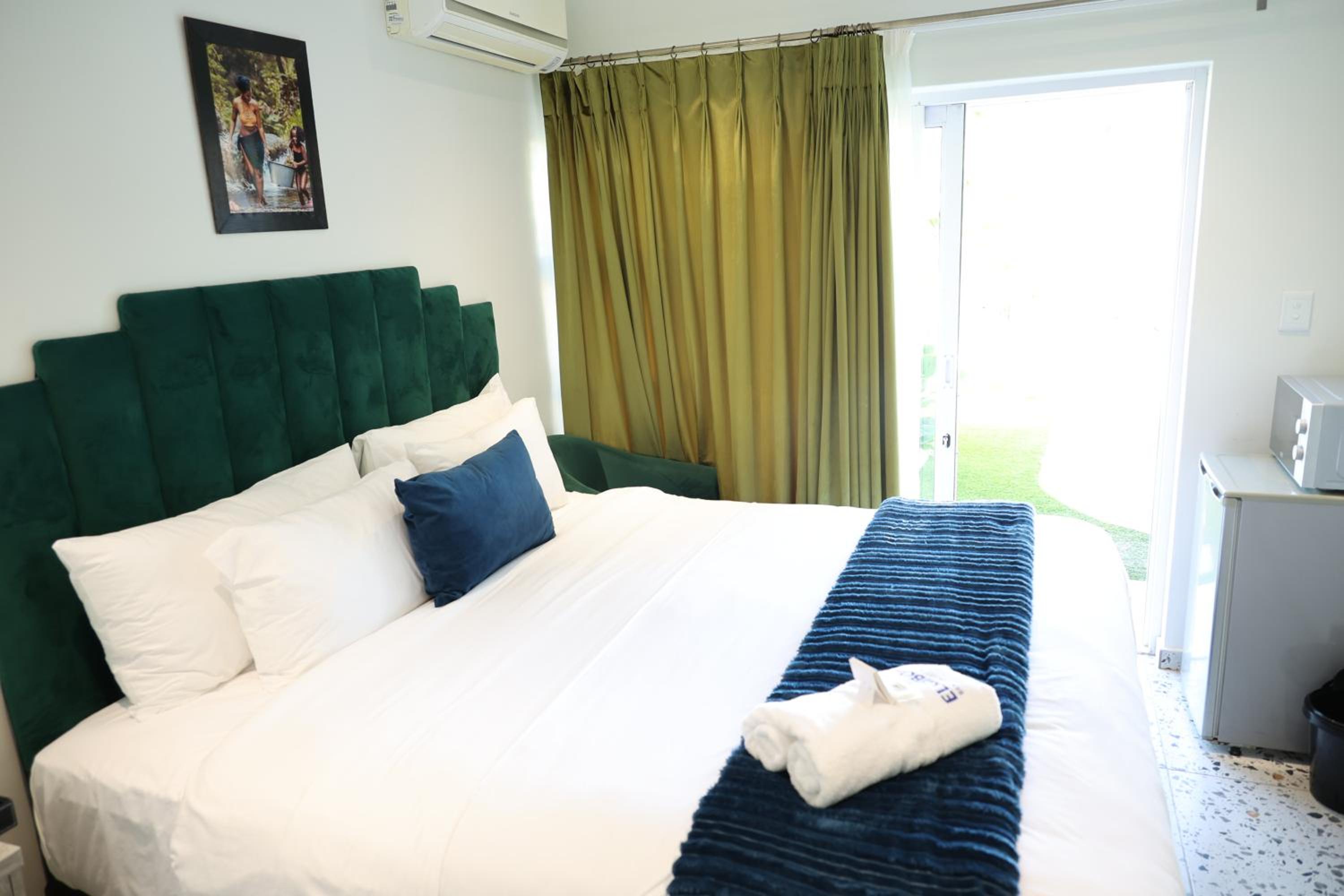 Standard King Room - Photo 2