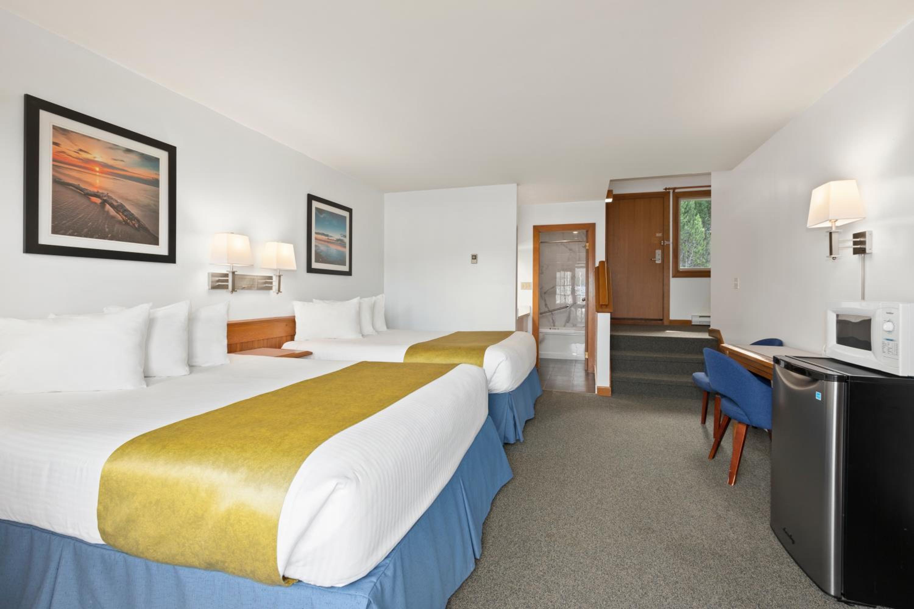 Two Queen Water View Room (Pet-Friendly) - Photo 7