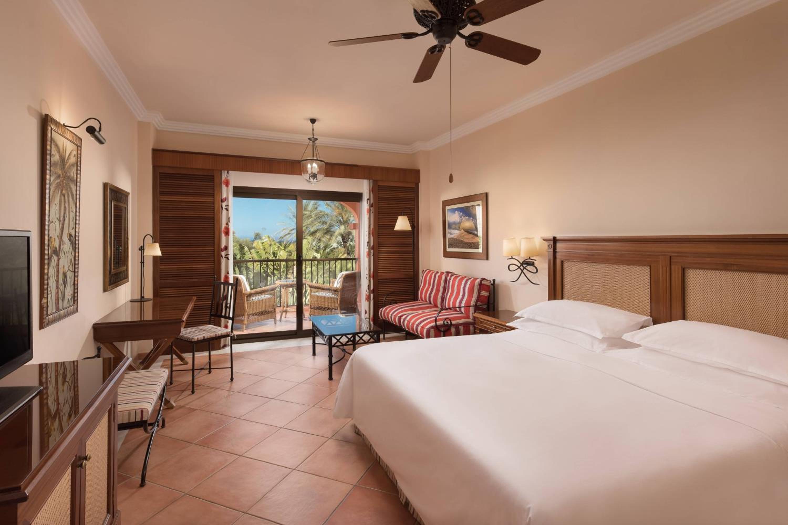 Deluxe (2 ad & 1 child), Guest room, 1 King, Ocean view