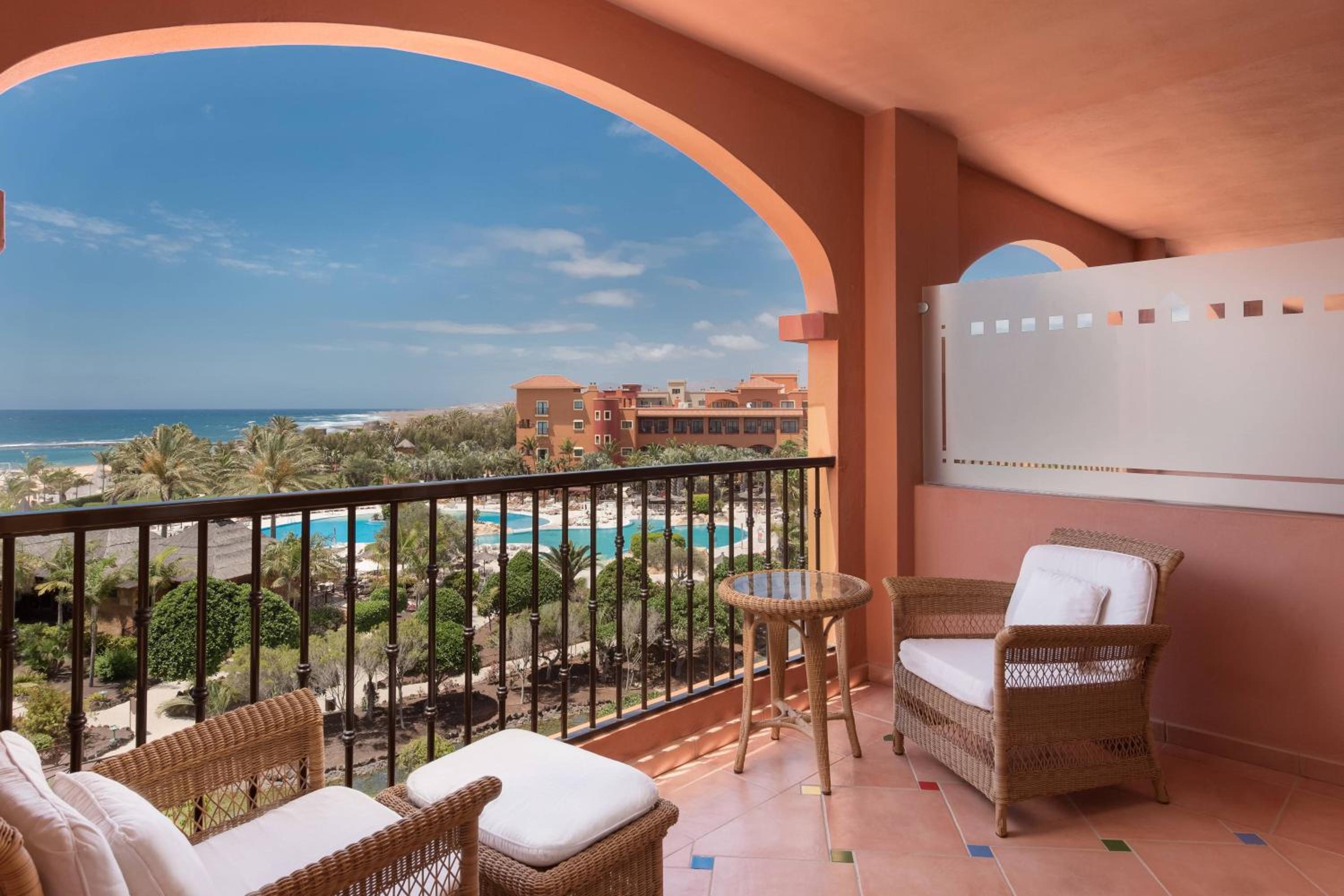 Deluxe (2 ad & 1 child), Guest room, 1 King, Ocean view