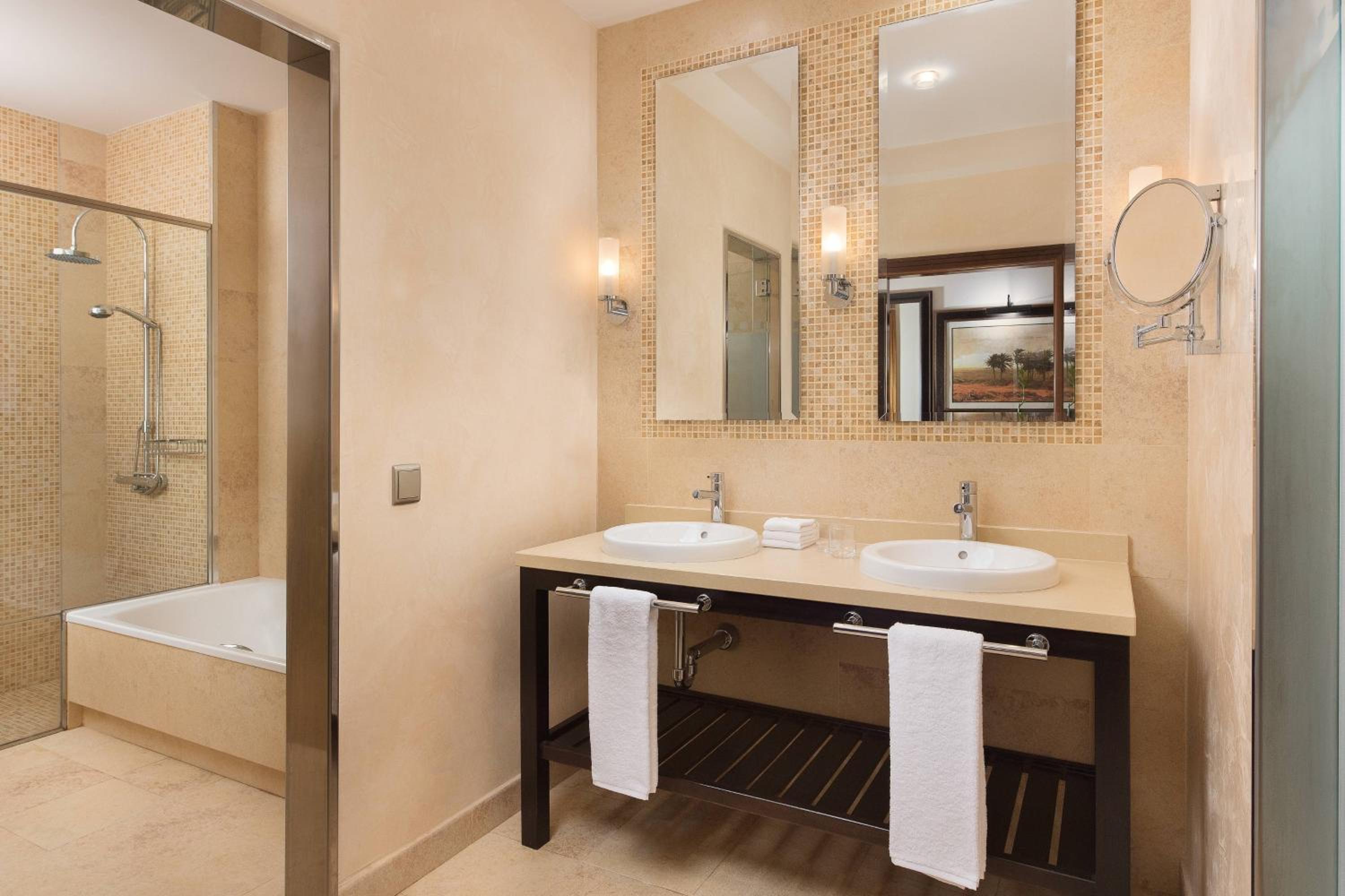 Deluxe (2 ad & 1 child), Guest room, 1 King, Ocean view