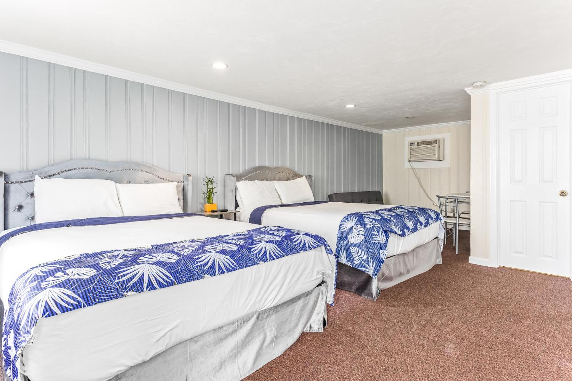Queen Room with Two Queen Beds - Non-Smoking - Photo 6