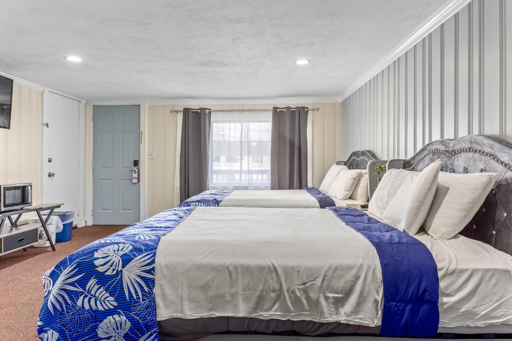 Queen Room with Two Queen Beds - Non-Smoking - Photo 7