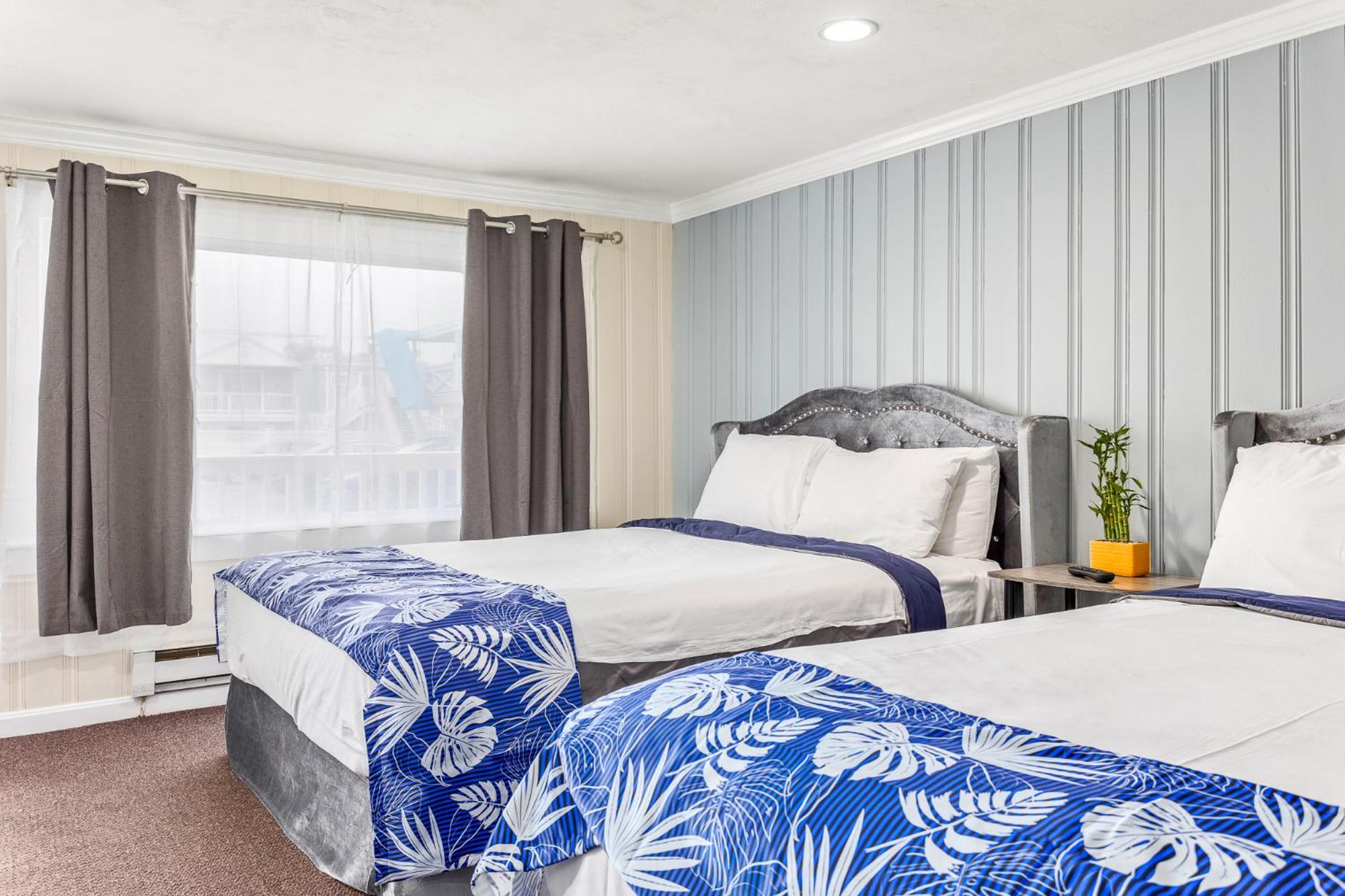Queen Room with Two Queen Beds - Non-Smoking - Photo 16