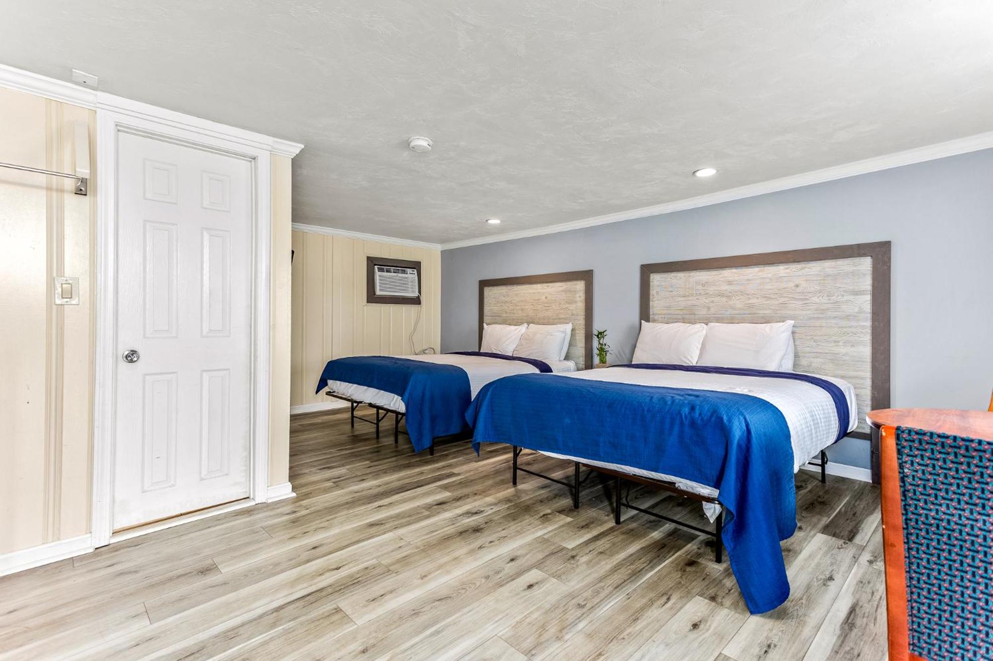 Queen Room with Two Queen Beds - Non-Smoking - Photo 5