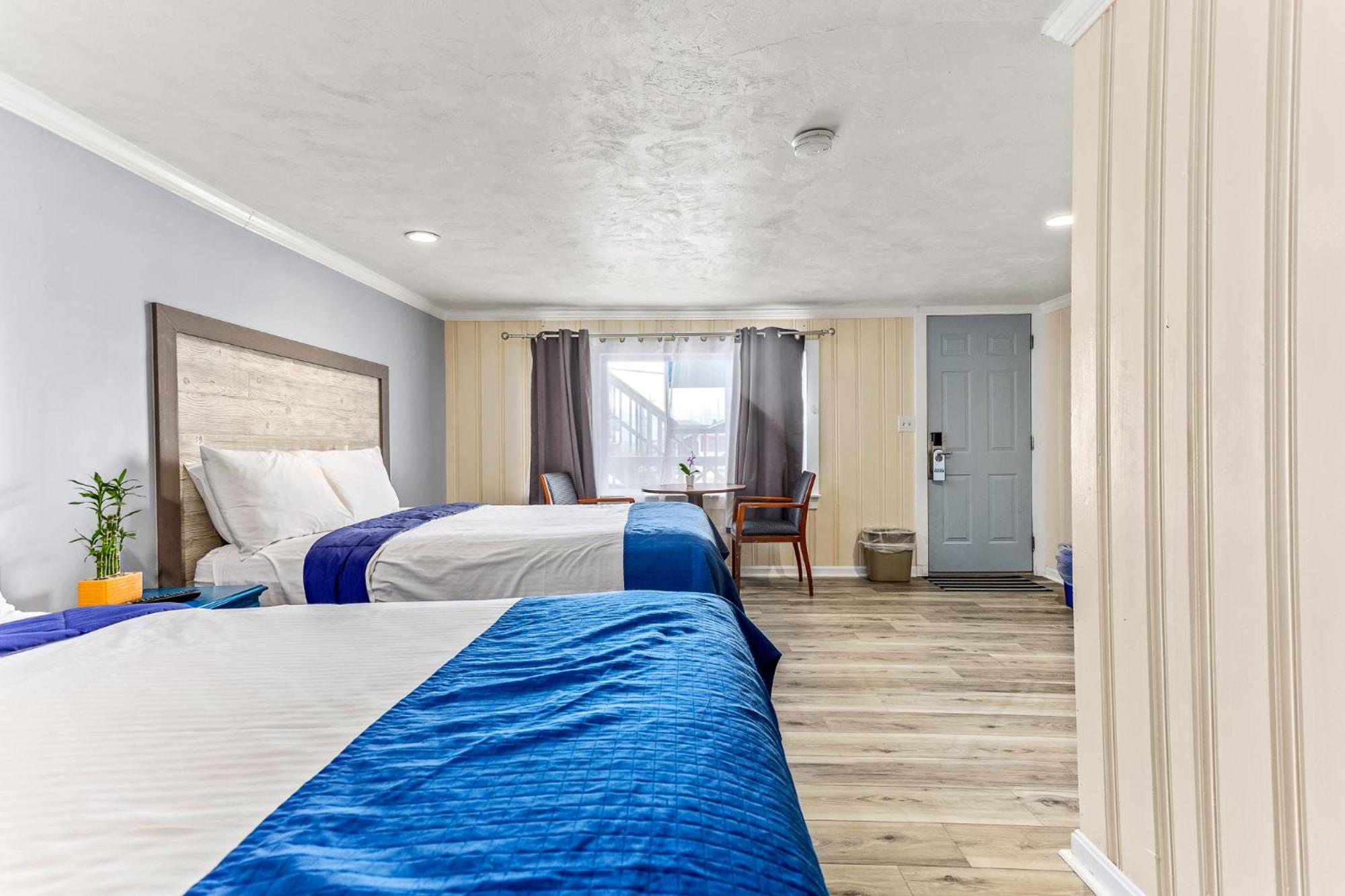 Queen Room with Two Queen Beds - Non-Smoking - Photo 2