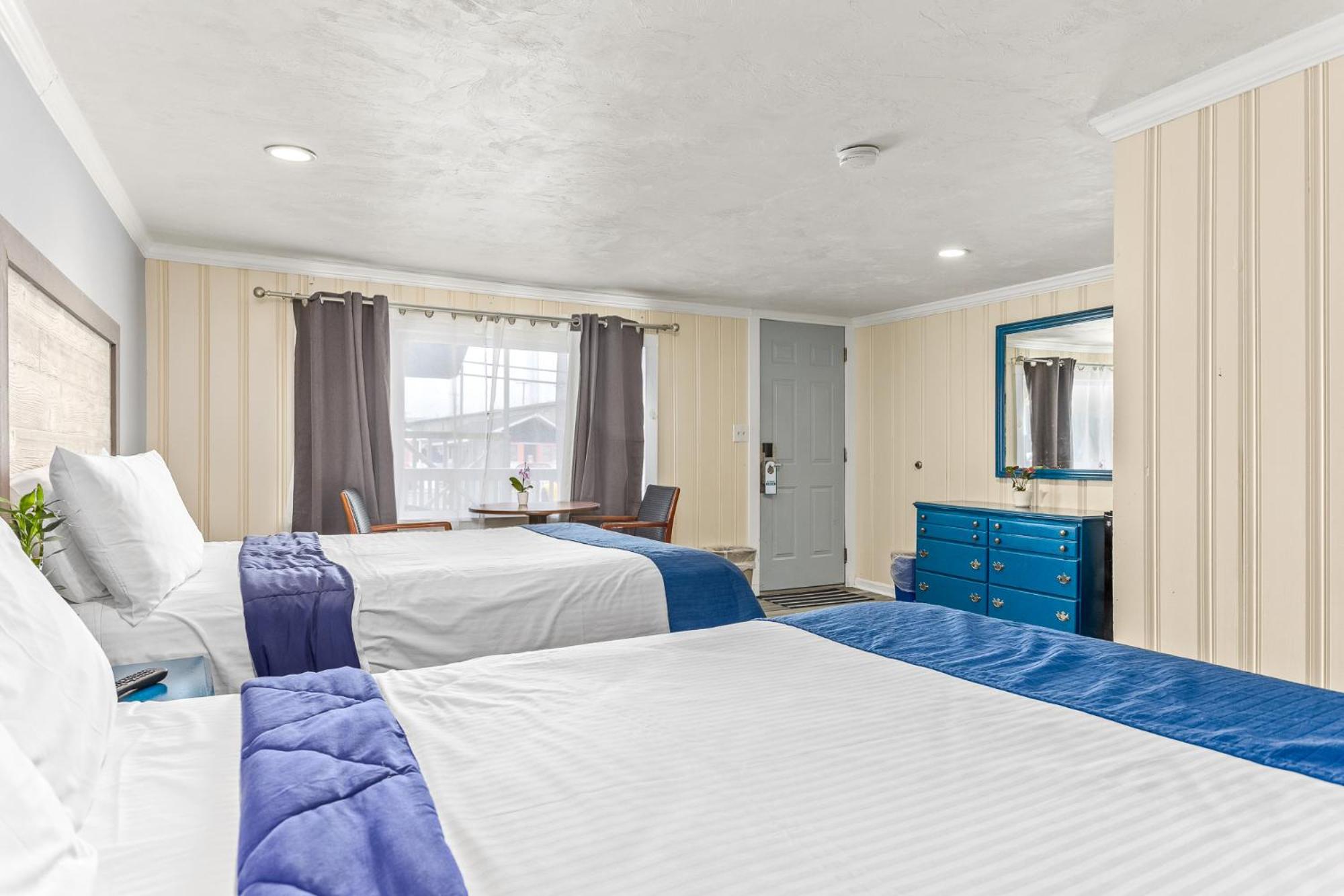 Queen Room with Two Queen Beds - Non-Smoking - Photo 15