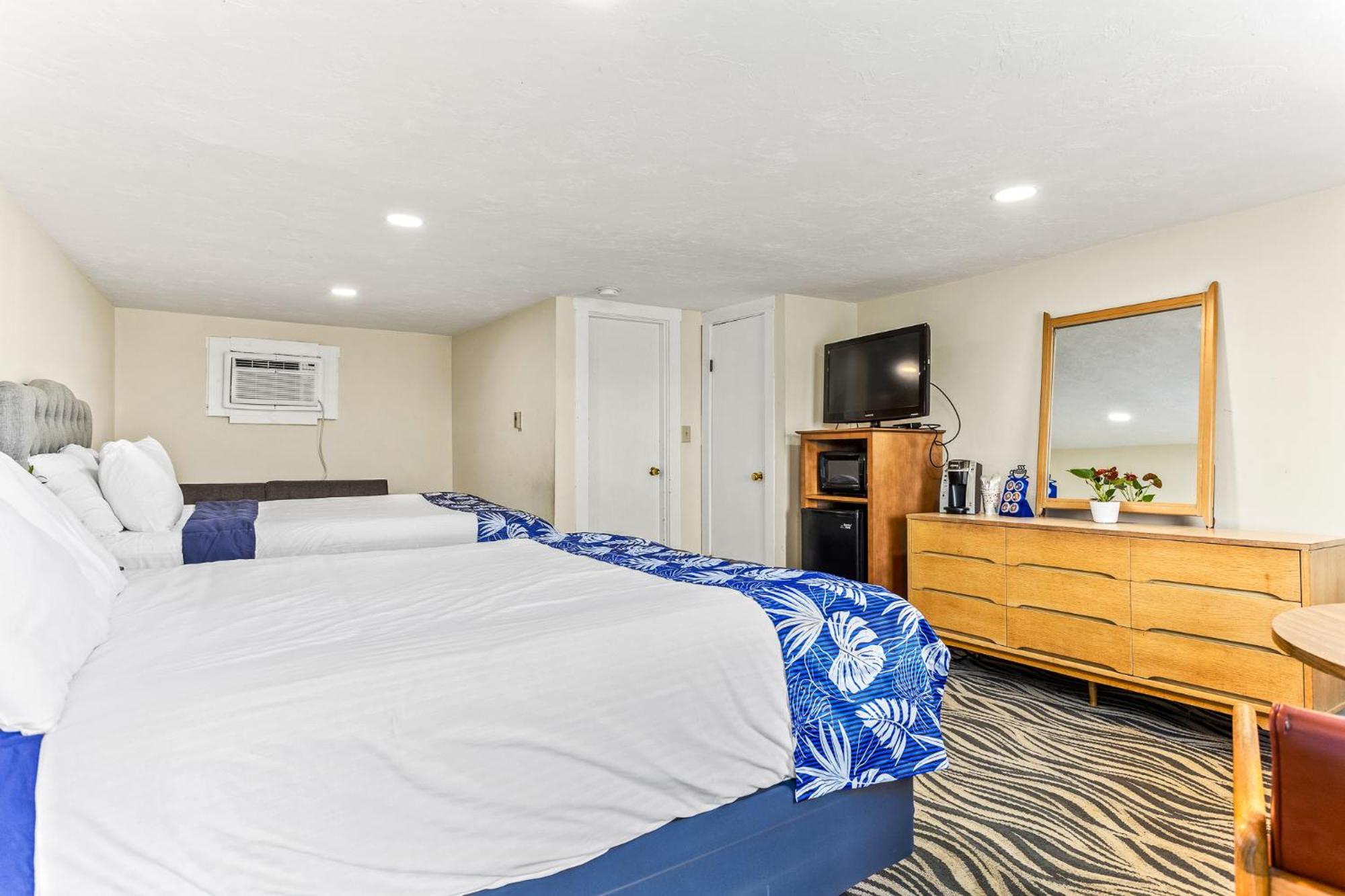 Queen Room with Two Queen Beds - Non-Smoking - Photo 1