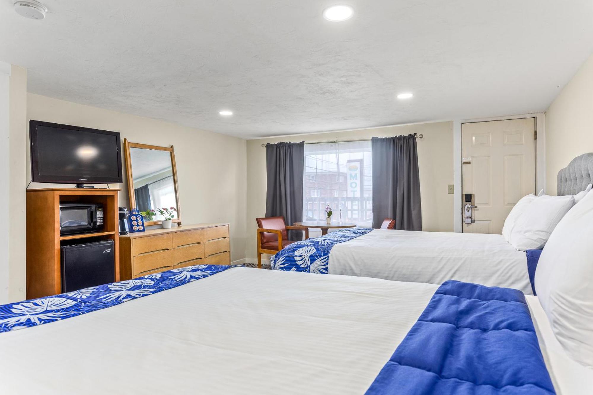 Queen Room with Two Queen Beds - Non-Smoking - Photo 17