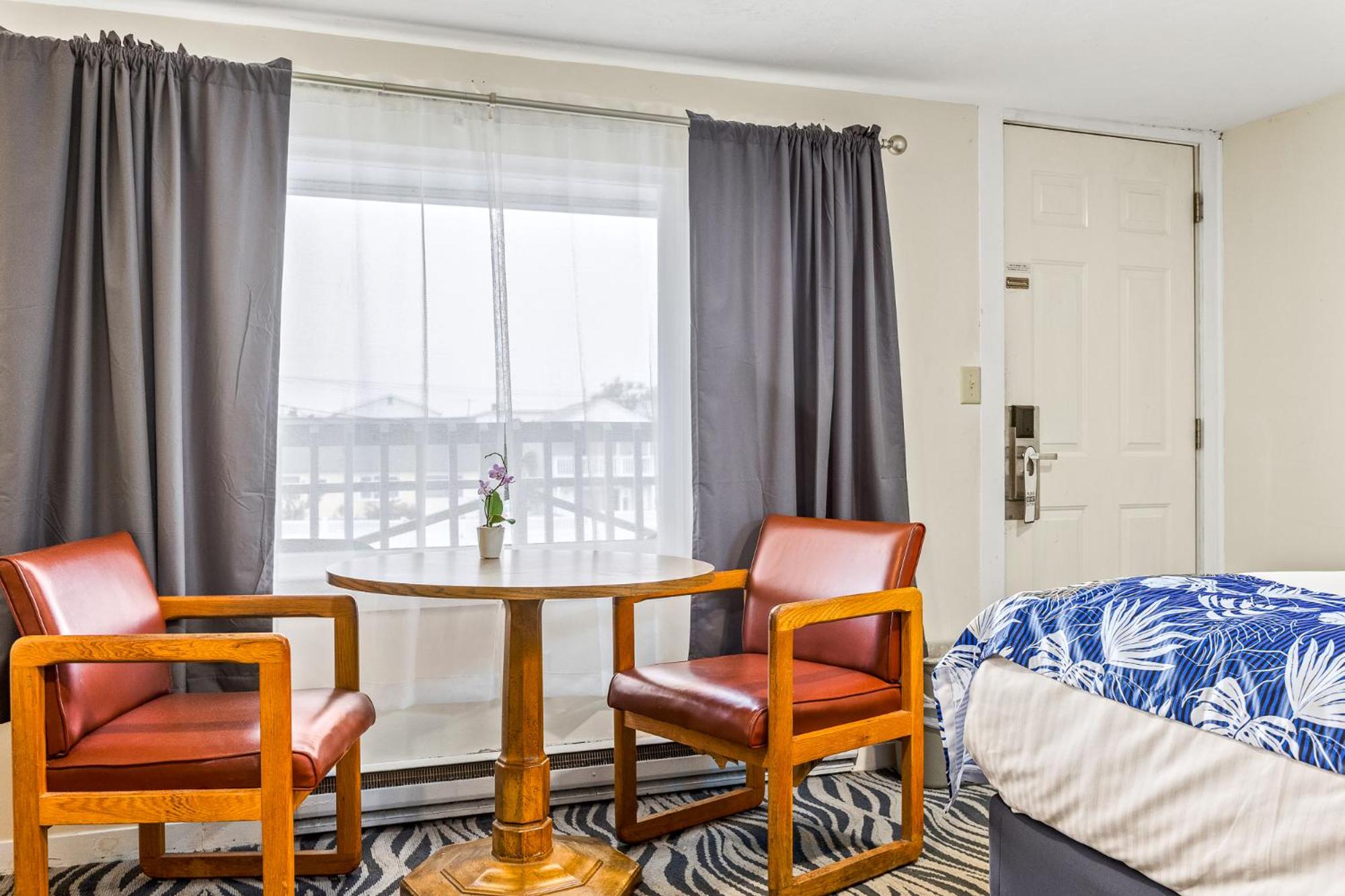 Queen Room with Two Queen Beds - Non-Smoking - Photo 14