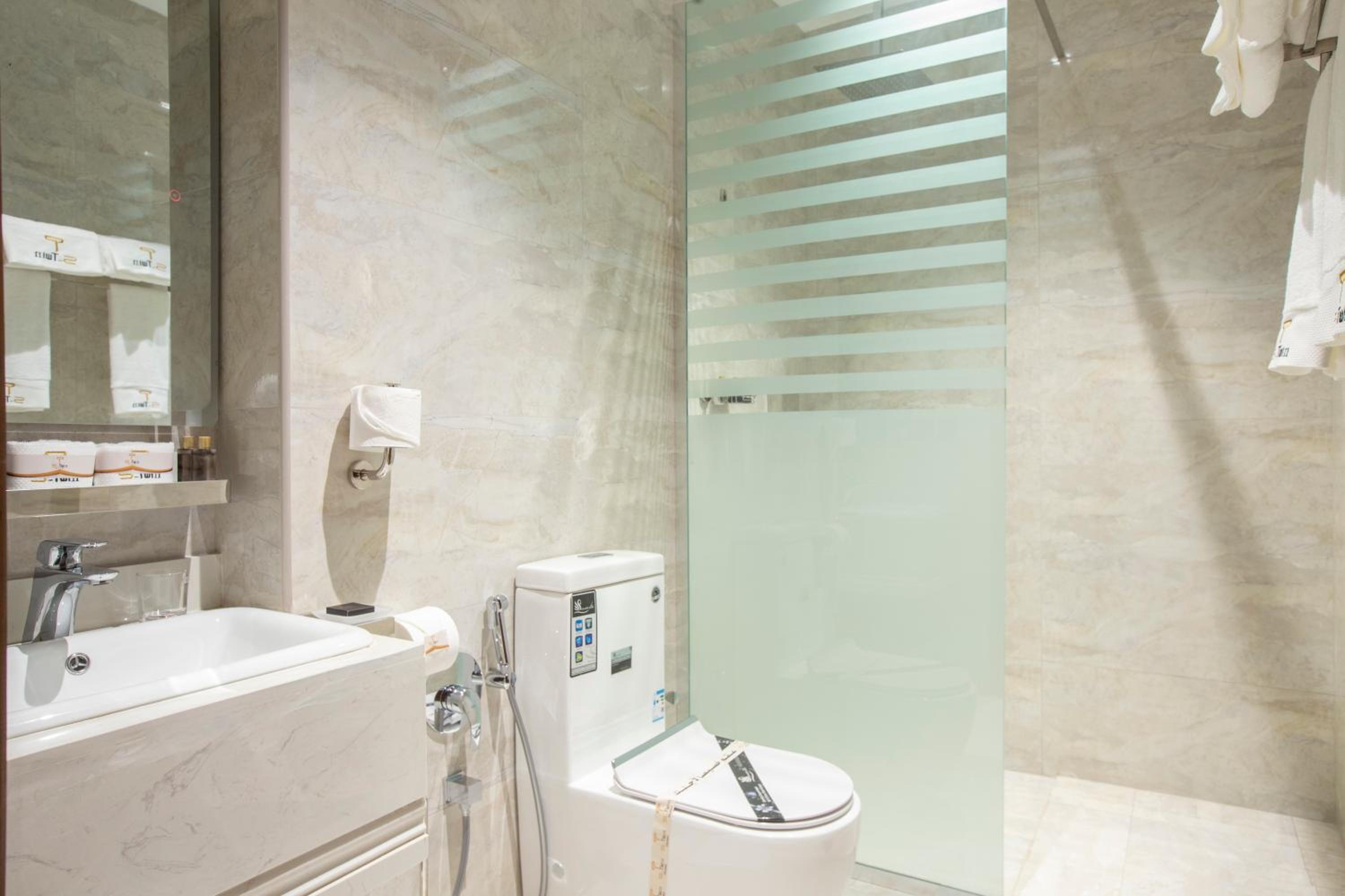 Standard King Room - Photo 8