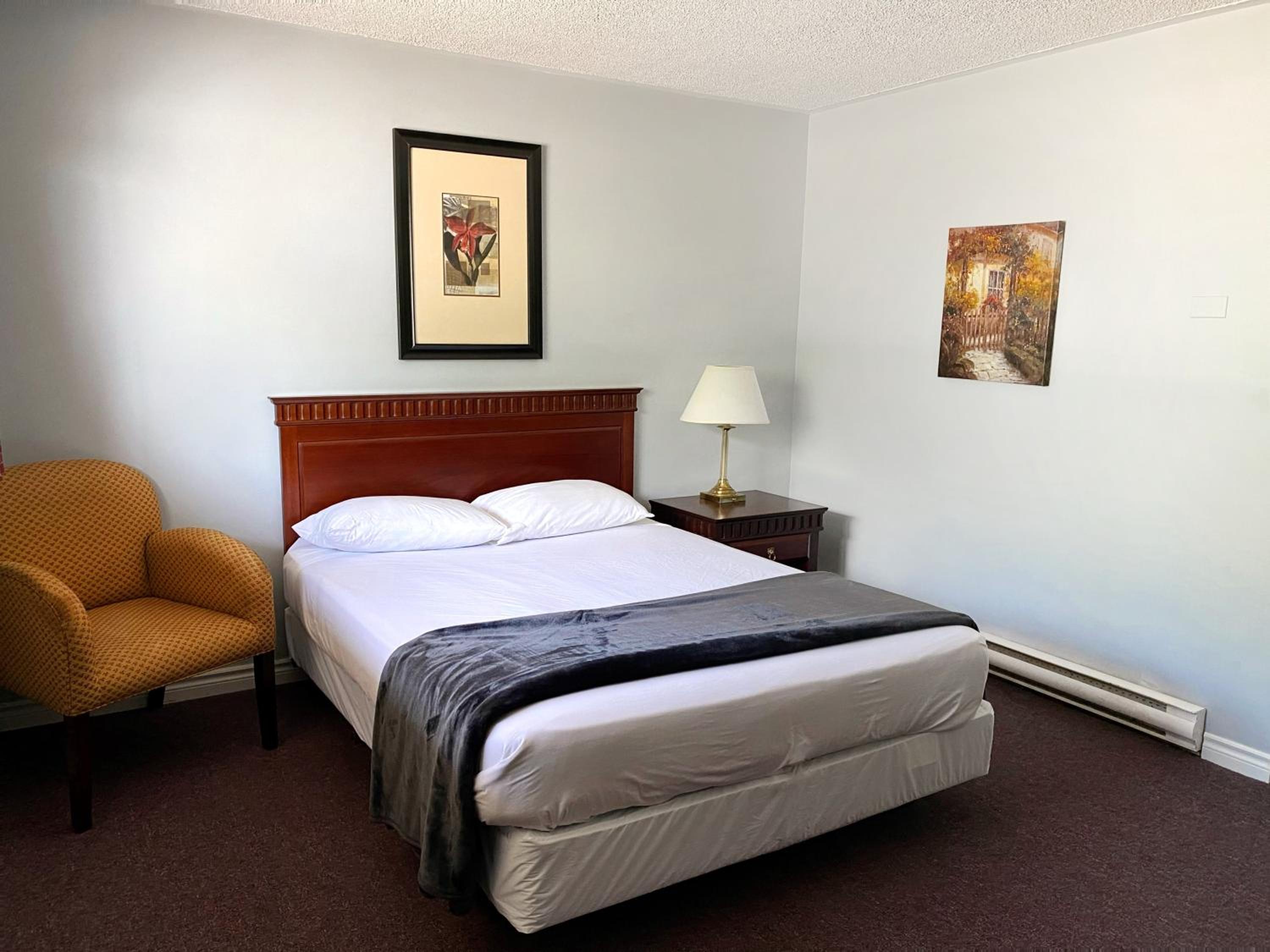Queen Room photo 2