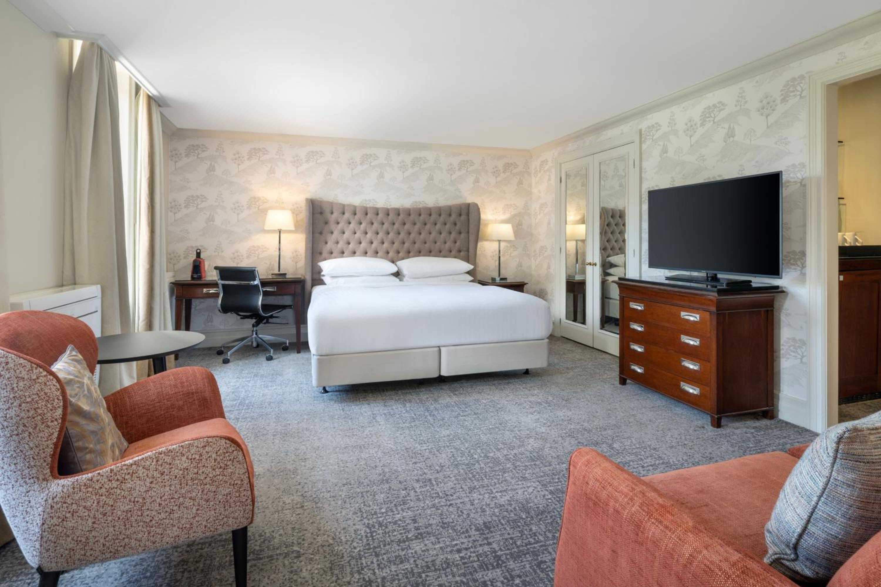 Large King Suite - Photo 2