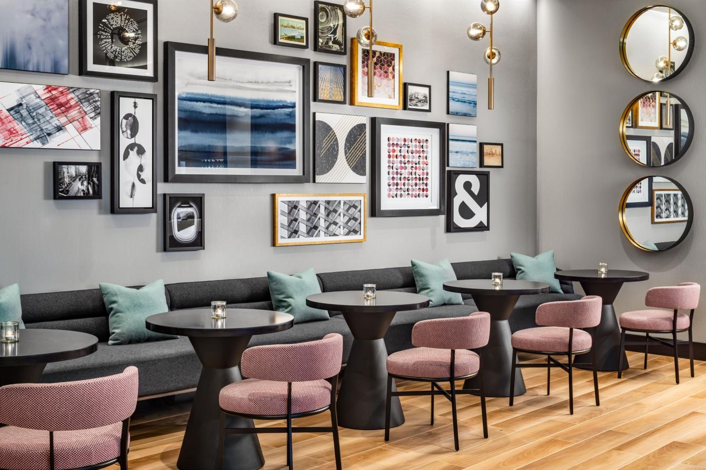 Club Queen Room with Two Queen Beds - Club Lounge Access thumbnail 6
