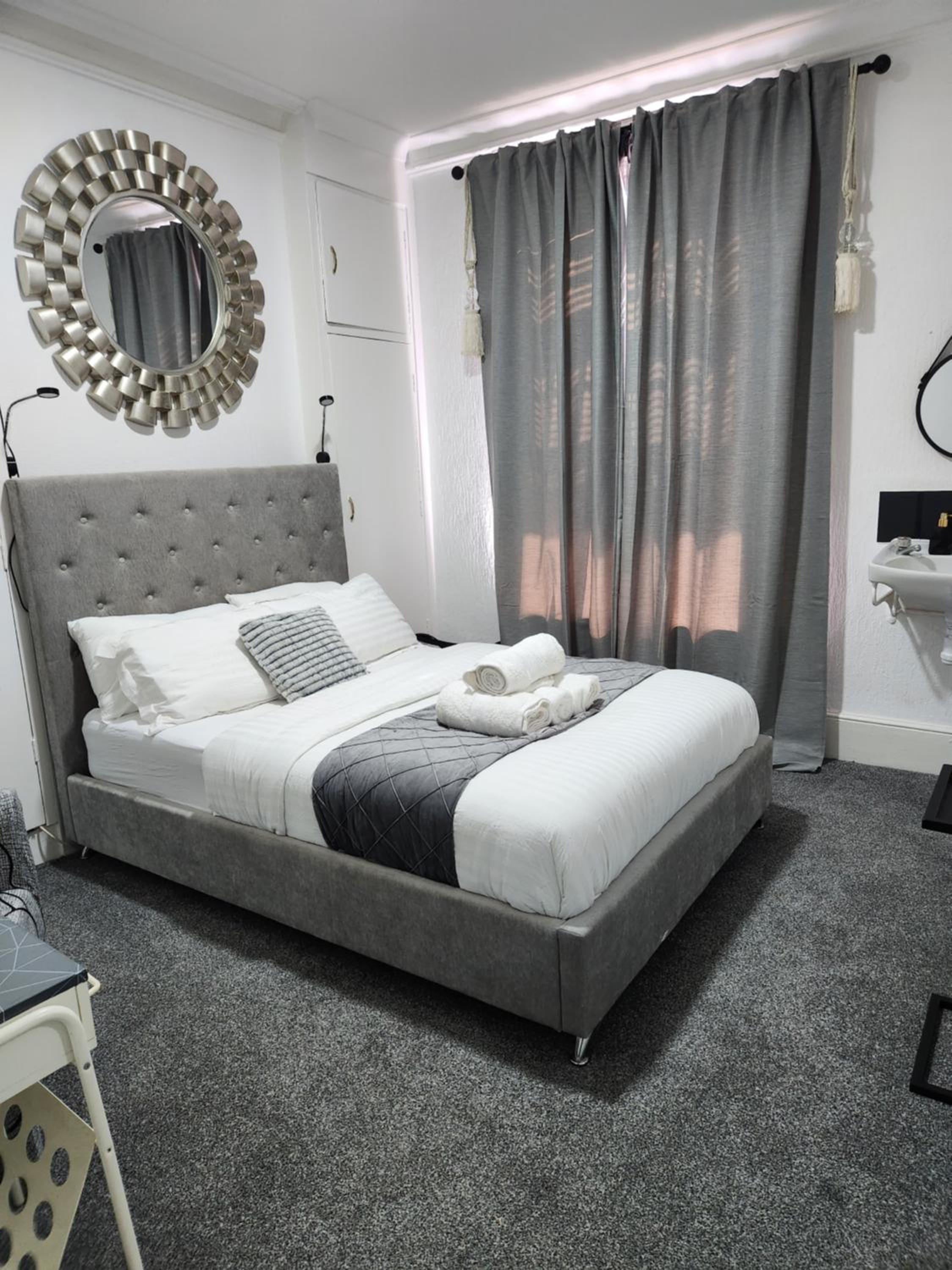 One-Bedroom Apartment photo 1
