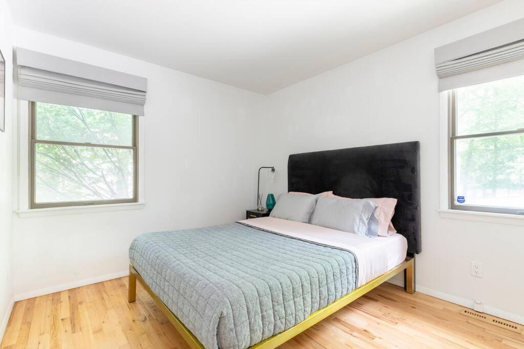 Three-Bedroom House photo 2